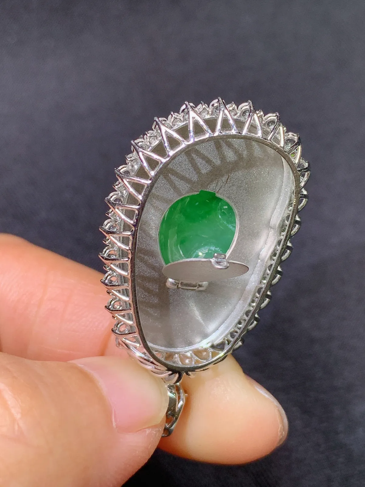 甜绿如意吊坠，18k金镶嵌，色泽鲜阳，冰润细腻，种水足 尺寸39*21.5*8.2