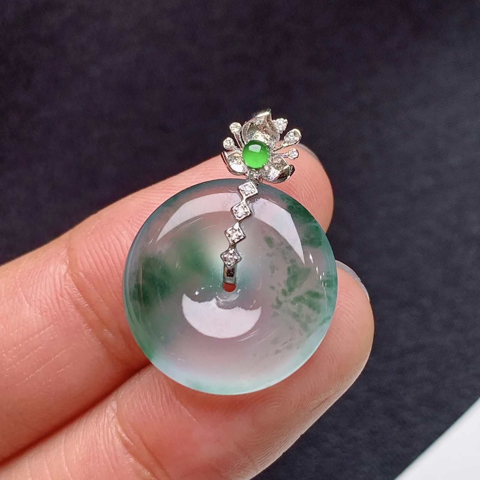 冰飘花平安扣吊坠，18k金镶嵌，冰冰润润，玉质细腻，种水足 尺寸24*17.9*4.1