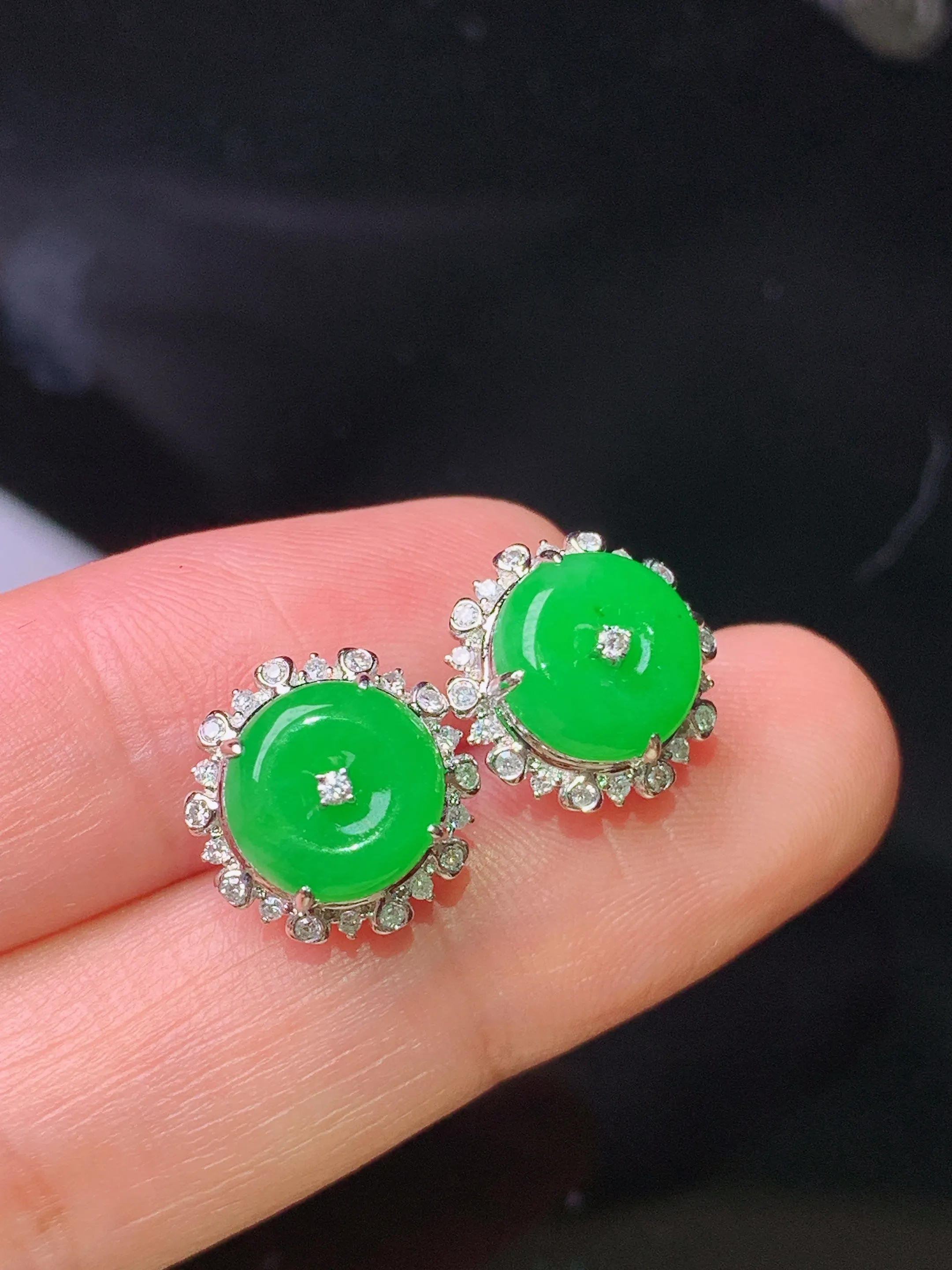 18k金钻镶嵌满绿平安扣耳钉 玉质细腻 色泽清新艳丽 整体尺寸11.6*6.8