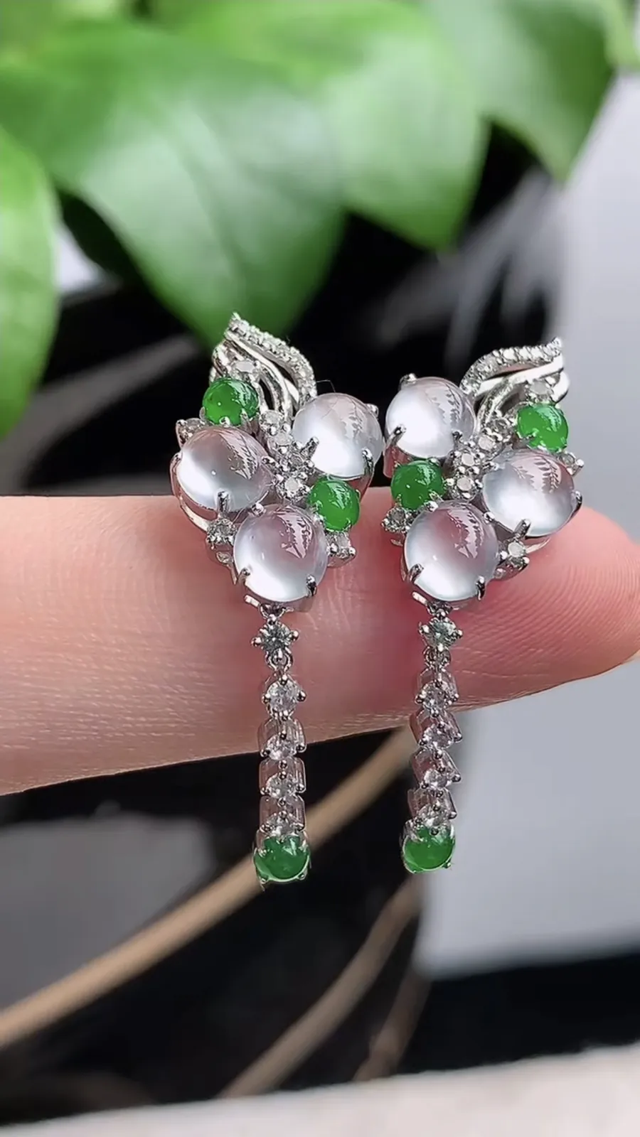 a货翡翠老坑高冰种18K金伴钻镶嵌白月光蛋面耳坠 尺寸5.4×5mm 重量4.54g 1202