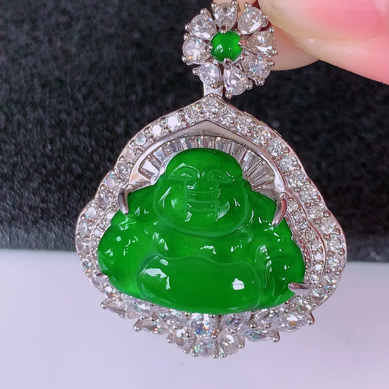 冰透满绿翡翠925银镶嵌佛公吊坠，自然光实拍，翠色灵动，颜色漂亮，种老水足，品相佳，佩戴佳品！#97.29整体34.5*26.5*12.5裸石19.5*15.5