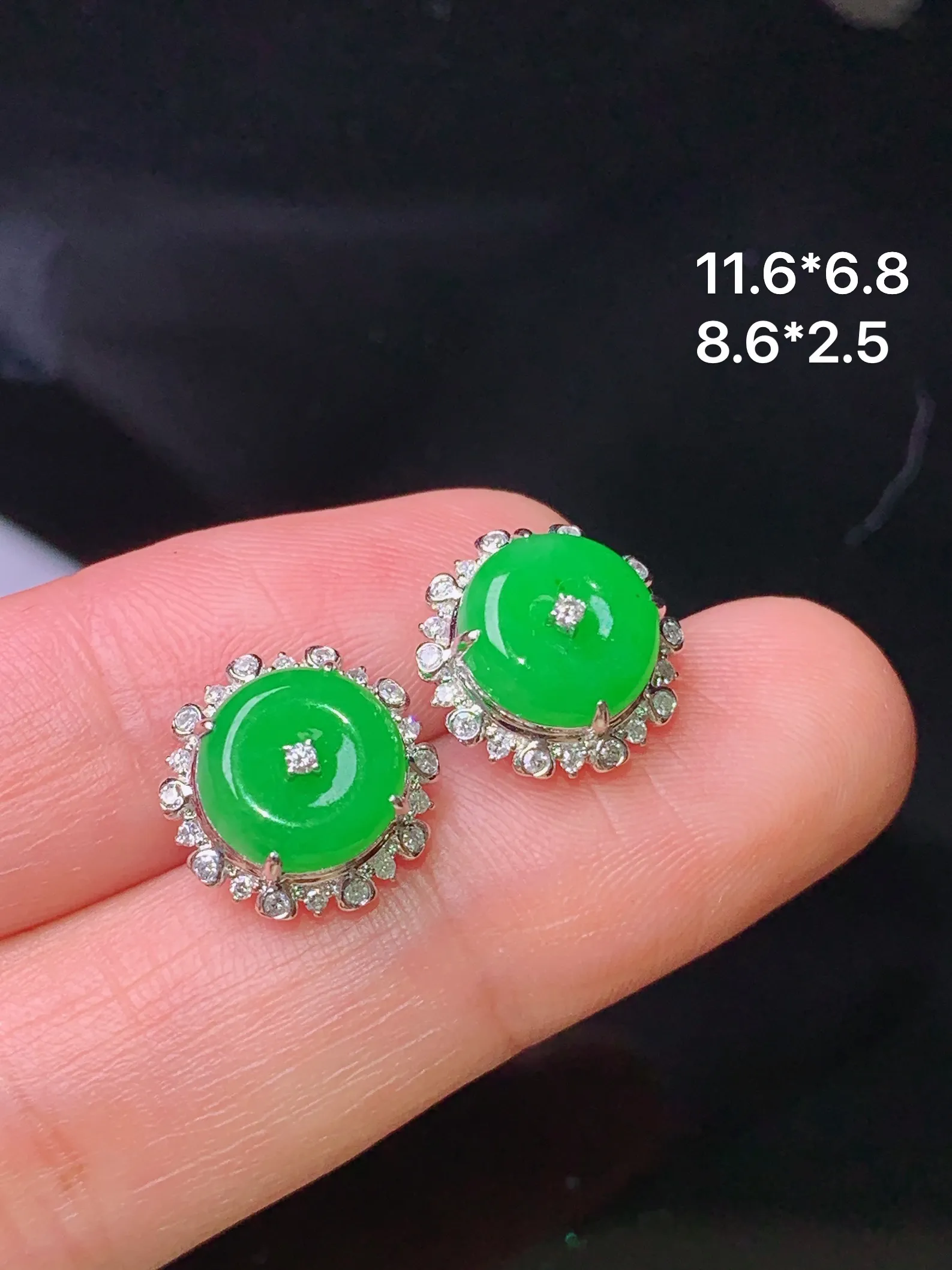 18k金钻镶嵌满绿平安扣耳钉 玉质细腻 色泽清新艳丽 整体尺寸11.6*6.8