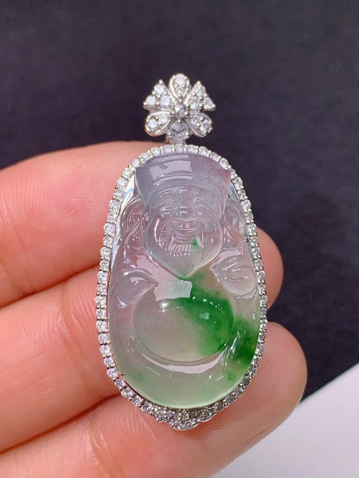 冰种飘绿财神吊坠，18k金镶嵌，冰润细腻，色阳，品相好，种水足 尺寸36.3*17.3*10.2