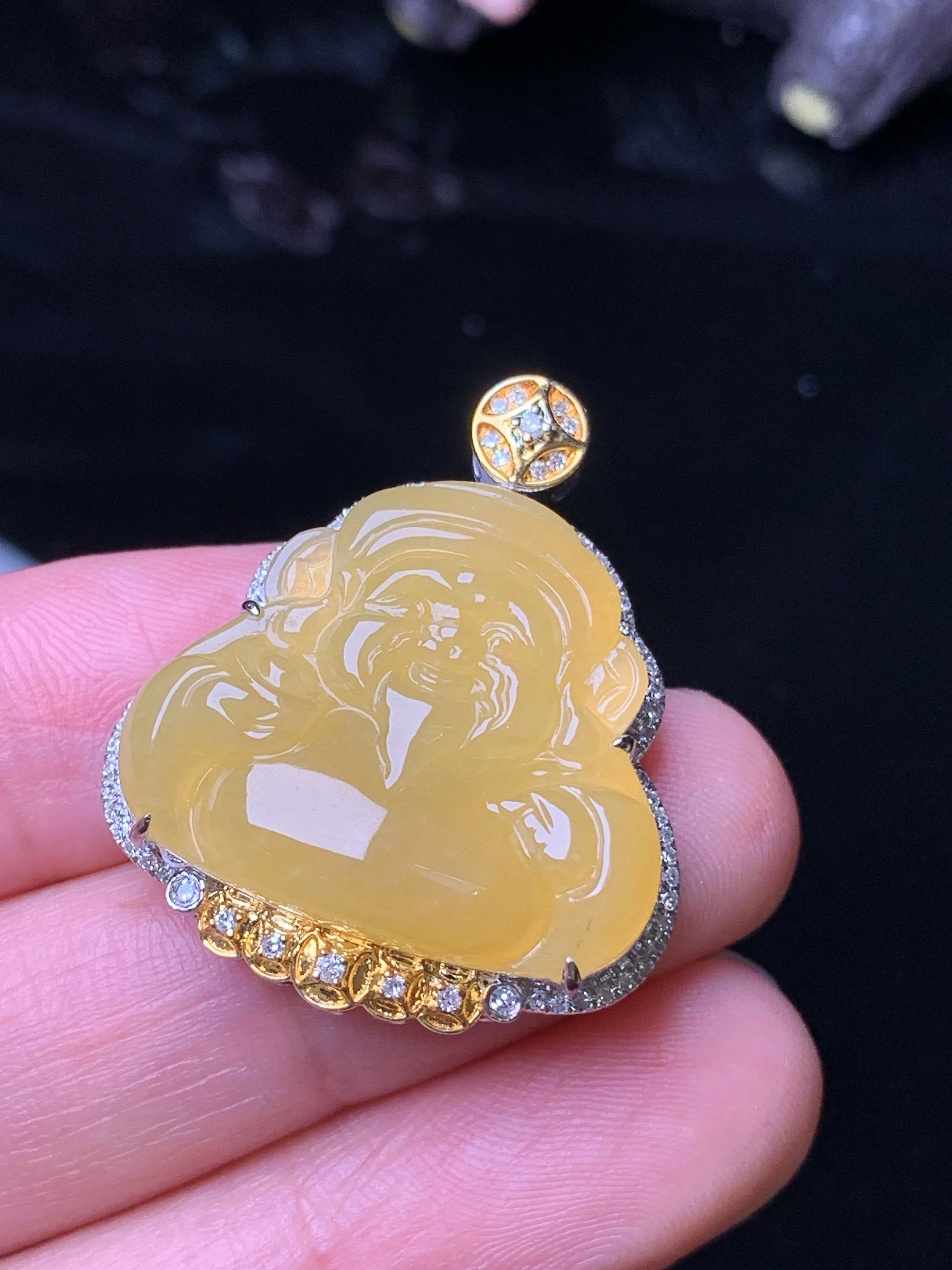 18k金钻镶嵌黄翡财神吊坠 玉质细腻 色泽清新艳丽  整体尺寸29.6*25*8.8