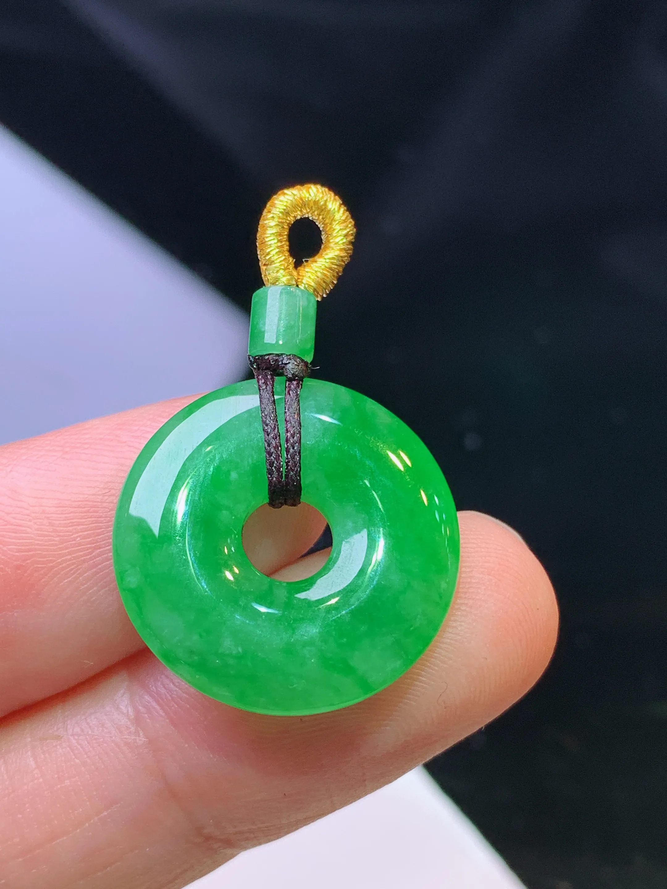 翠绿平安扣吊坠 玉质细腻 色泽清新艳丽  整体尺寸19.2*3.5