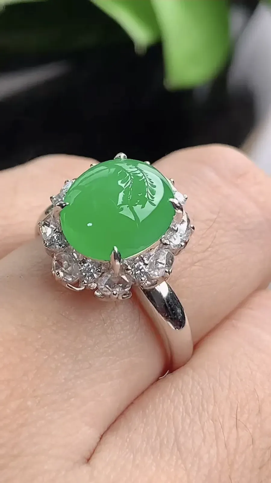a货翡翠老坑冰种18K金伴钻镶嵌阳绿蛋面戒指 圈口17.3裸石尺寸10×8.5mm 重量4.40g 1202