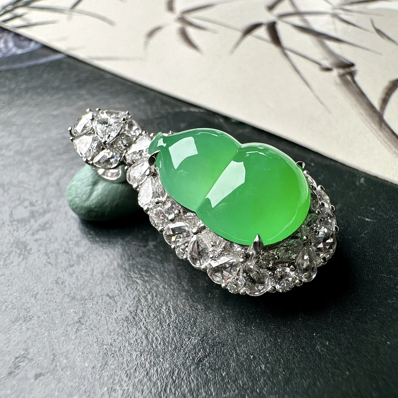 【冰种满绿葫芦】种水色俱全，冰透闪亮，通透感饱满度很好，18k金钻豪华镶嵌，裸石尺寸15.7*10.8*5.5毫米