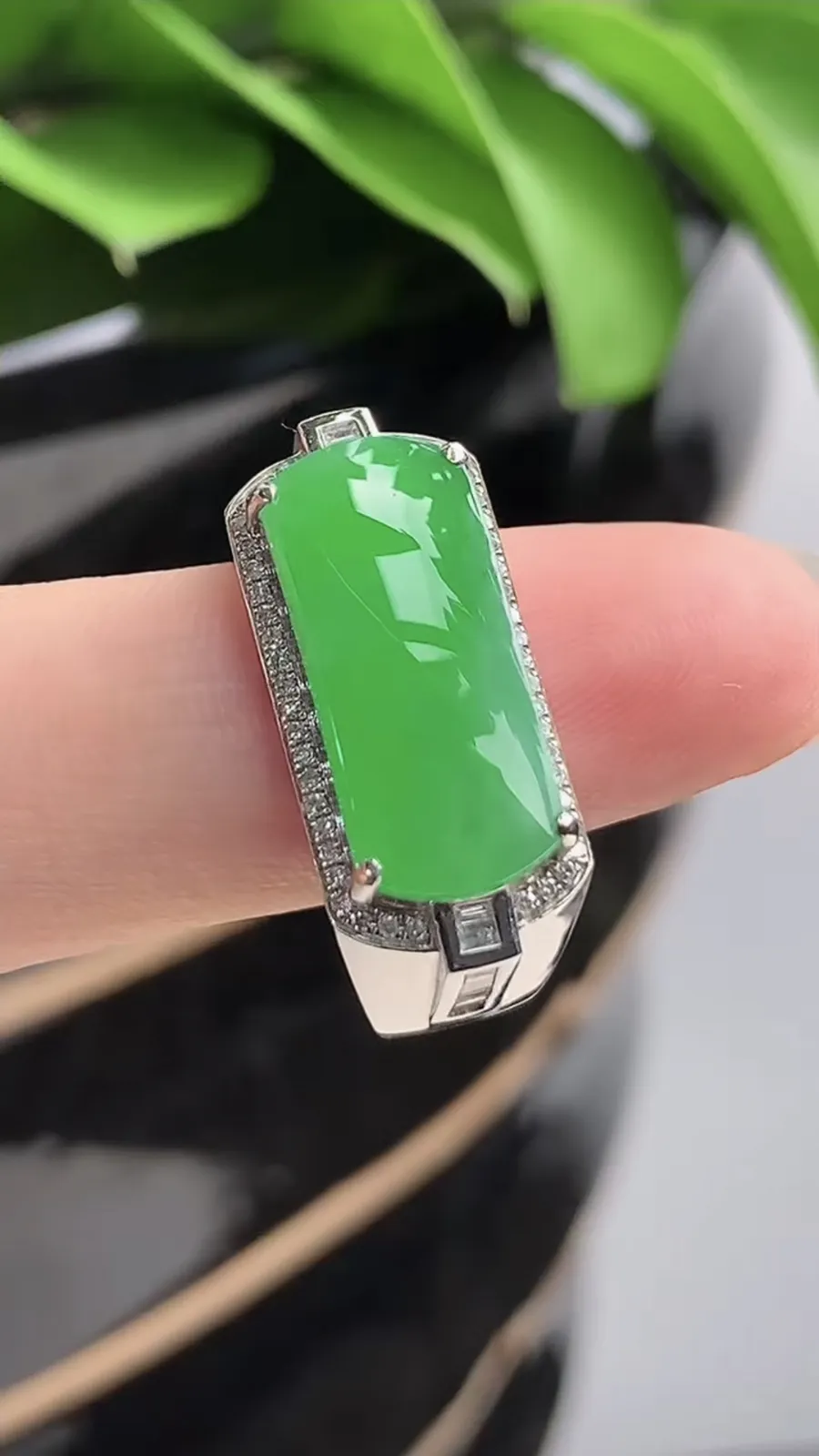 a货翡翠老坑冰种18K金伴钻镶嵌阳绿马鞍戒指 圈口20裸石尺寸17.7×7.3mm 重量6.50g 