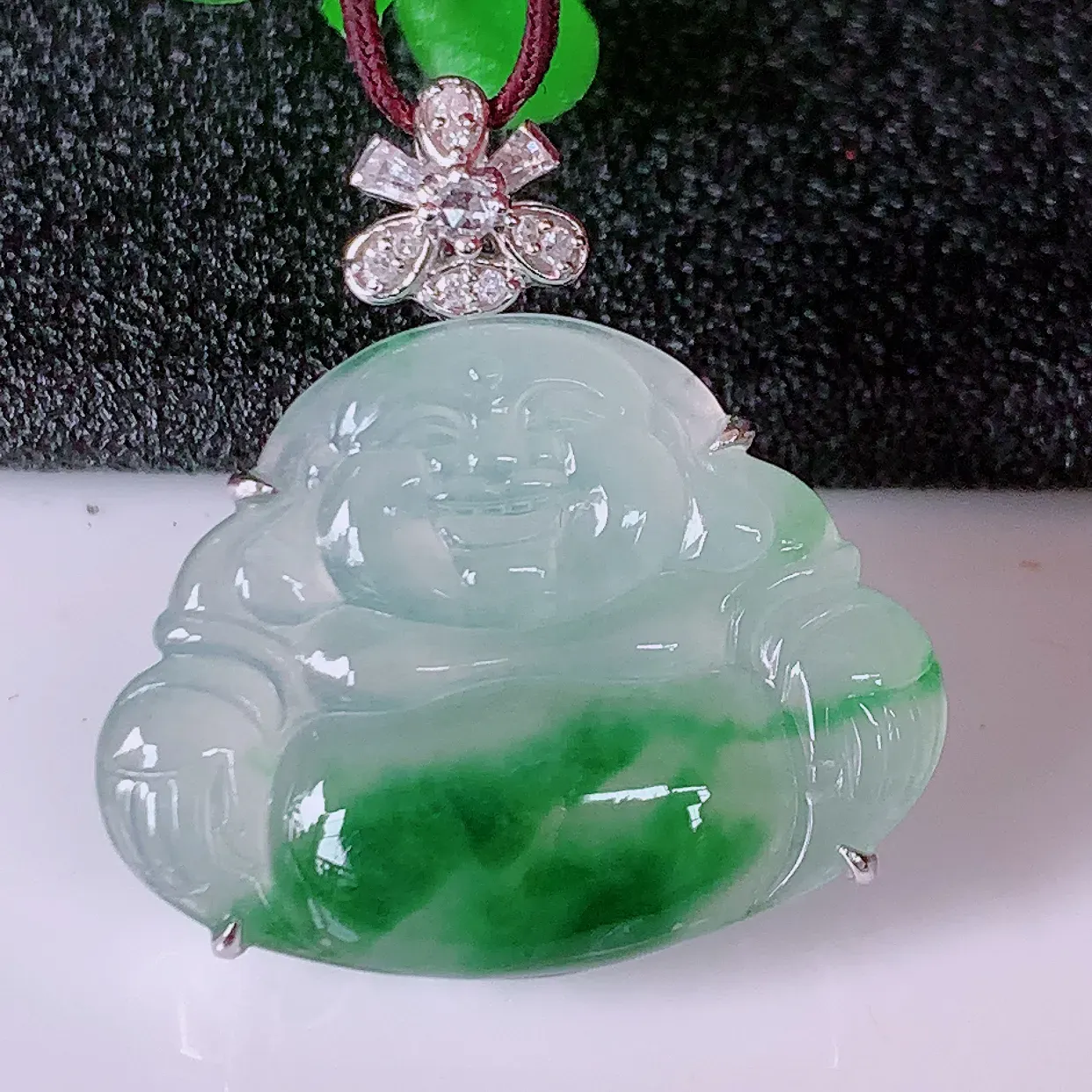 自然光实拍，18K金镶嵌冰种飘花翡翠佛公吊坠，冰透饱满， 佛公亦保平安，寓意有福（佛公）相伴，品相佳，配戴优雅迷人！#80.29整体25.5-23.6-6裸石23.5*18