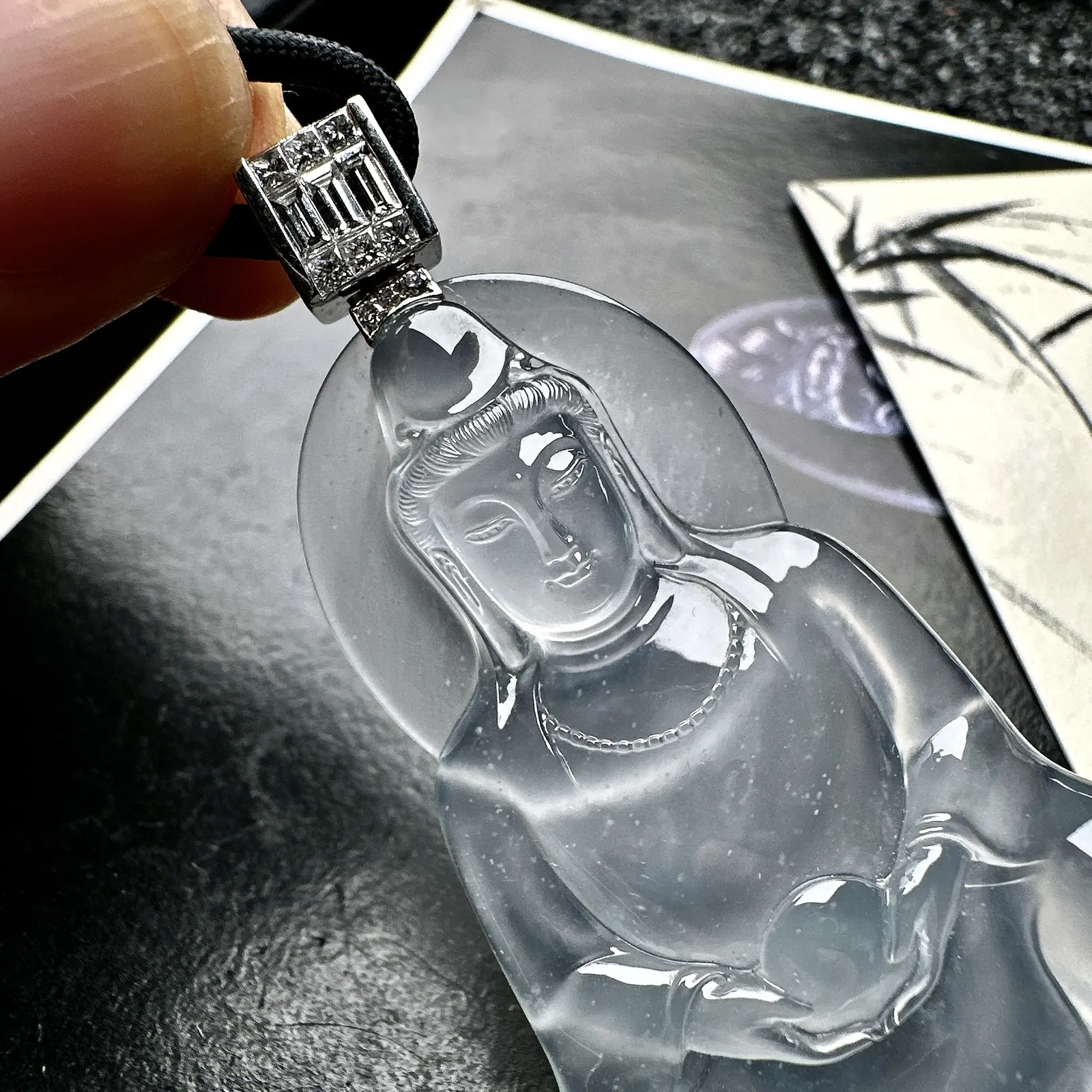 【玻璃种素衣观音】莲花观音精品件，质地细腻，通透度上佳，冰感十足，适合佩戴，收藏品质，18k金钻镶嵌，裸石尺寸53.4*33.4*7.9毫米