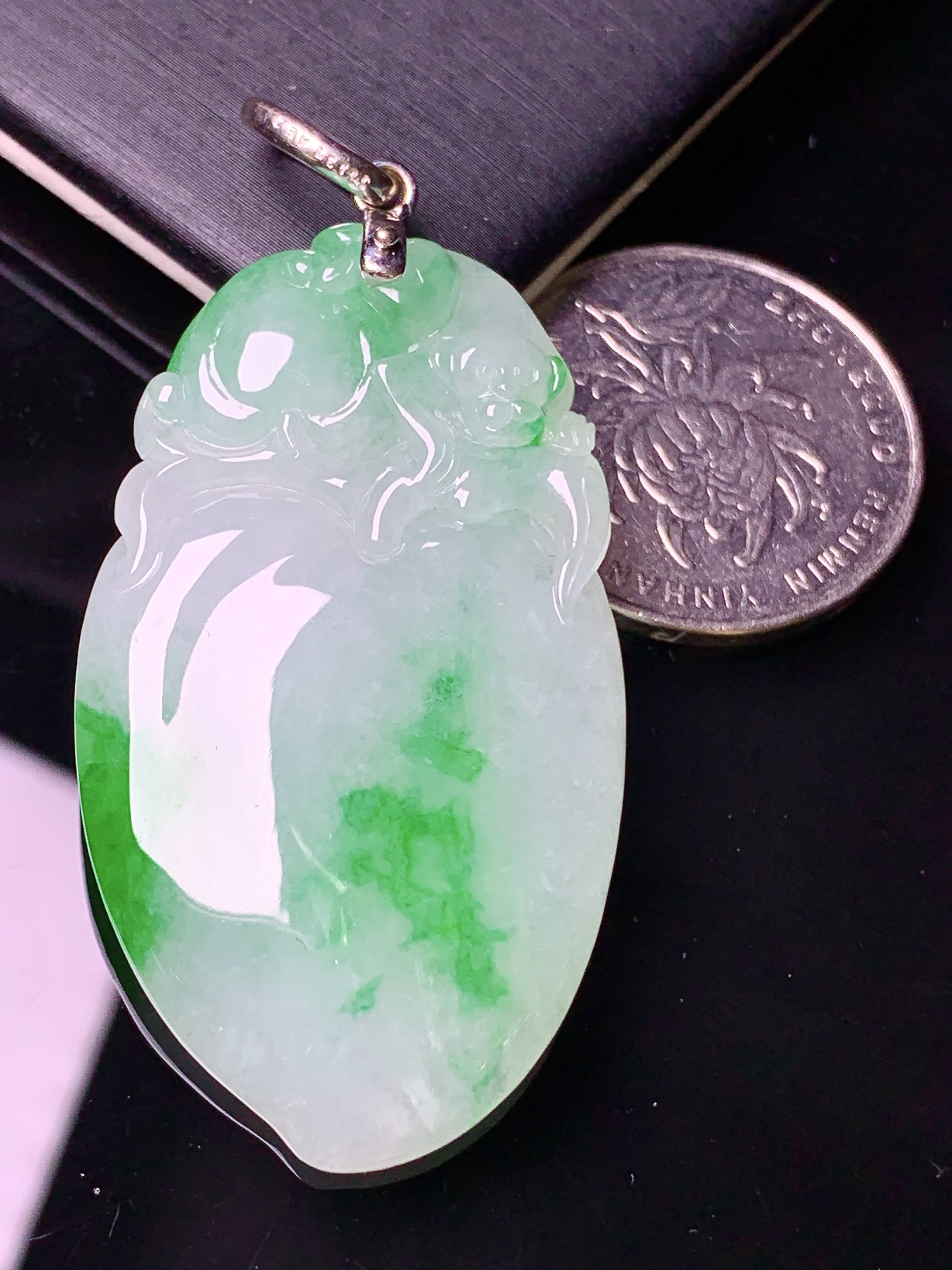 18k金镶嵌飘绿寿桃吊坠 玉质细腻 色泽清新艳丽  整体尺寸56.5*26.7*6