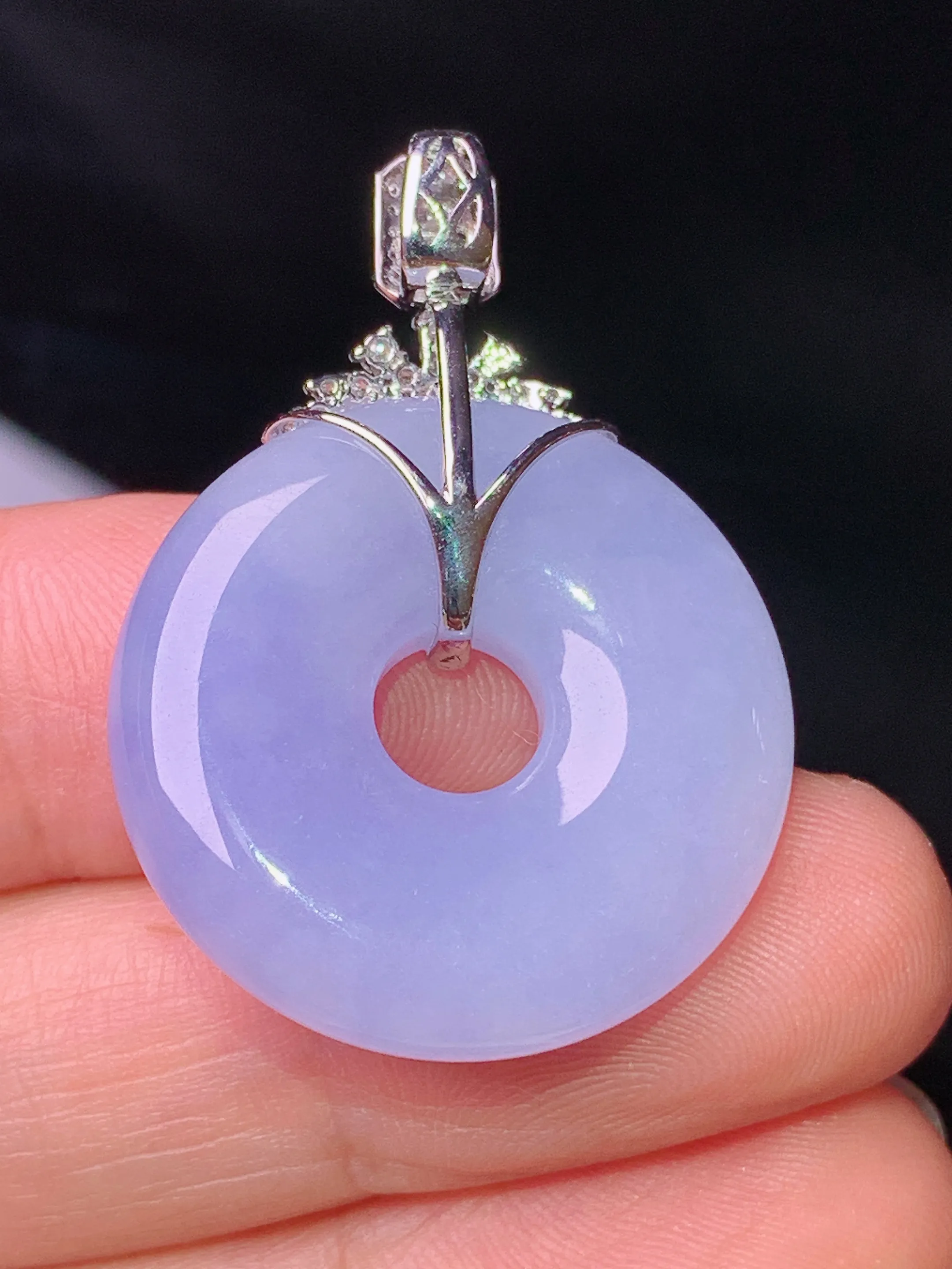 18k金钻镶嵌紫罗兰平安环吊坠 玉质细腻 色泽清新艳丽 整体尺寸35*24.6*6