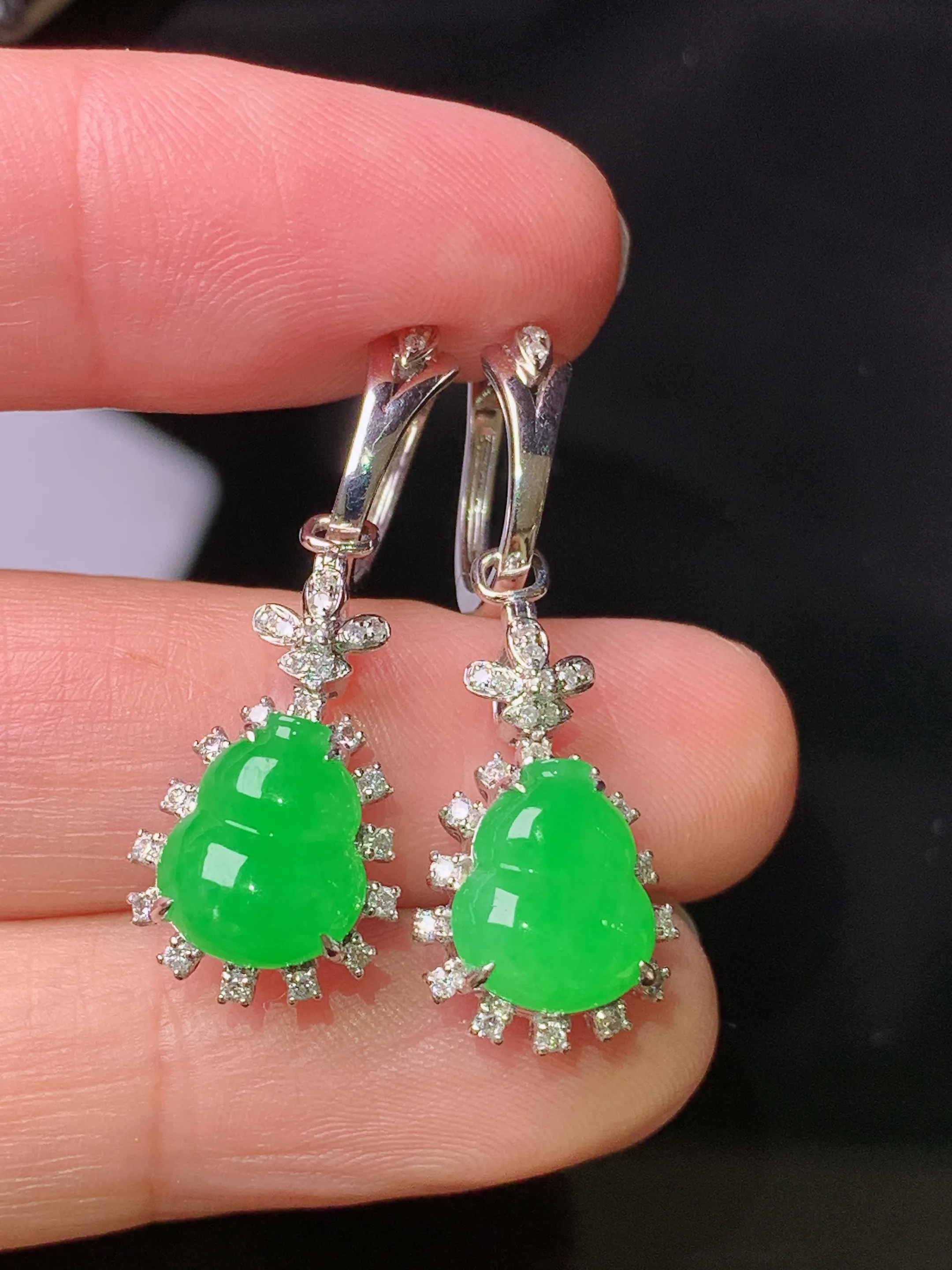 18k金钻镶嵌翠绿葫芦耳坠 玉质细腻 色泽清新艳丽  整体尺寸31*11*7.2