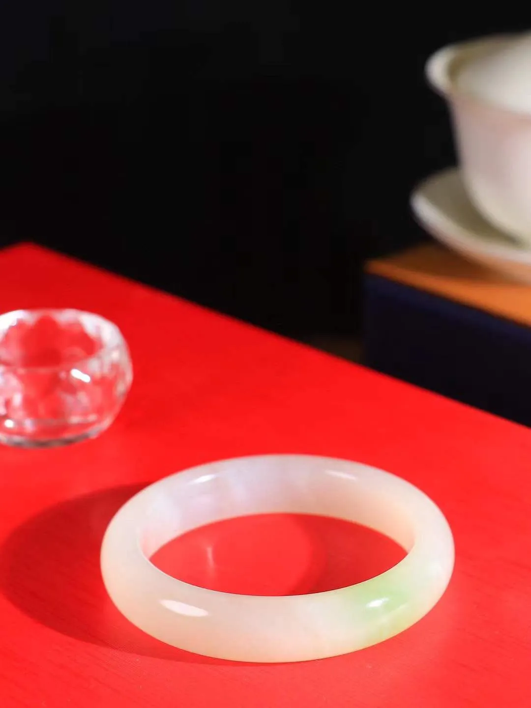 【翠色怡人.手镯】

让开让开[吃瓜]重器来了～️️
好久没见过这么白底色的翠青手镯[吃瓜]
同料所出，翠白分明，翠色青翠鲜艳，白肉干净纯正。收藏传家臻品。重48.9克  尺寸53-12.5-8mm  FDY-451152184