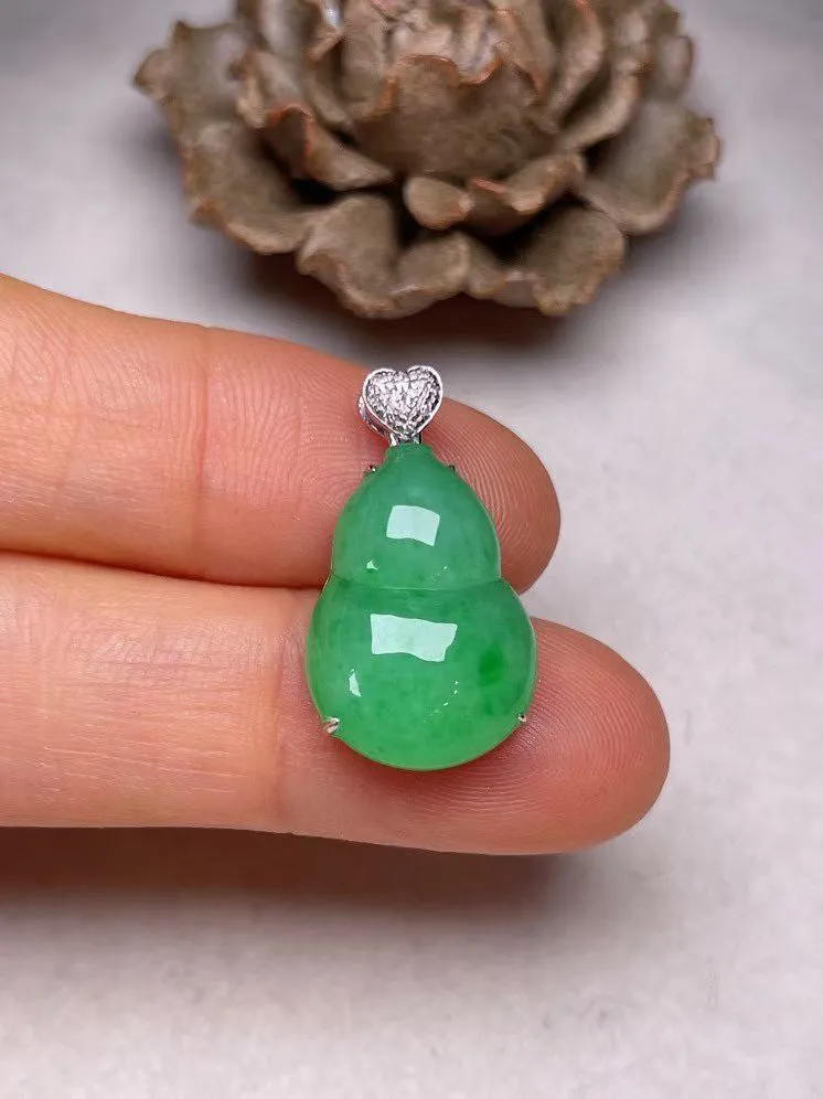 冰种阳绿葫芦吊坠、真金真钻镶嵌，种水好，玉质细腻 .裸石尺寸  18.3*12.8