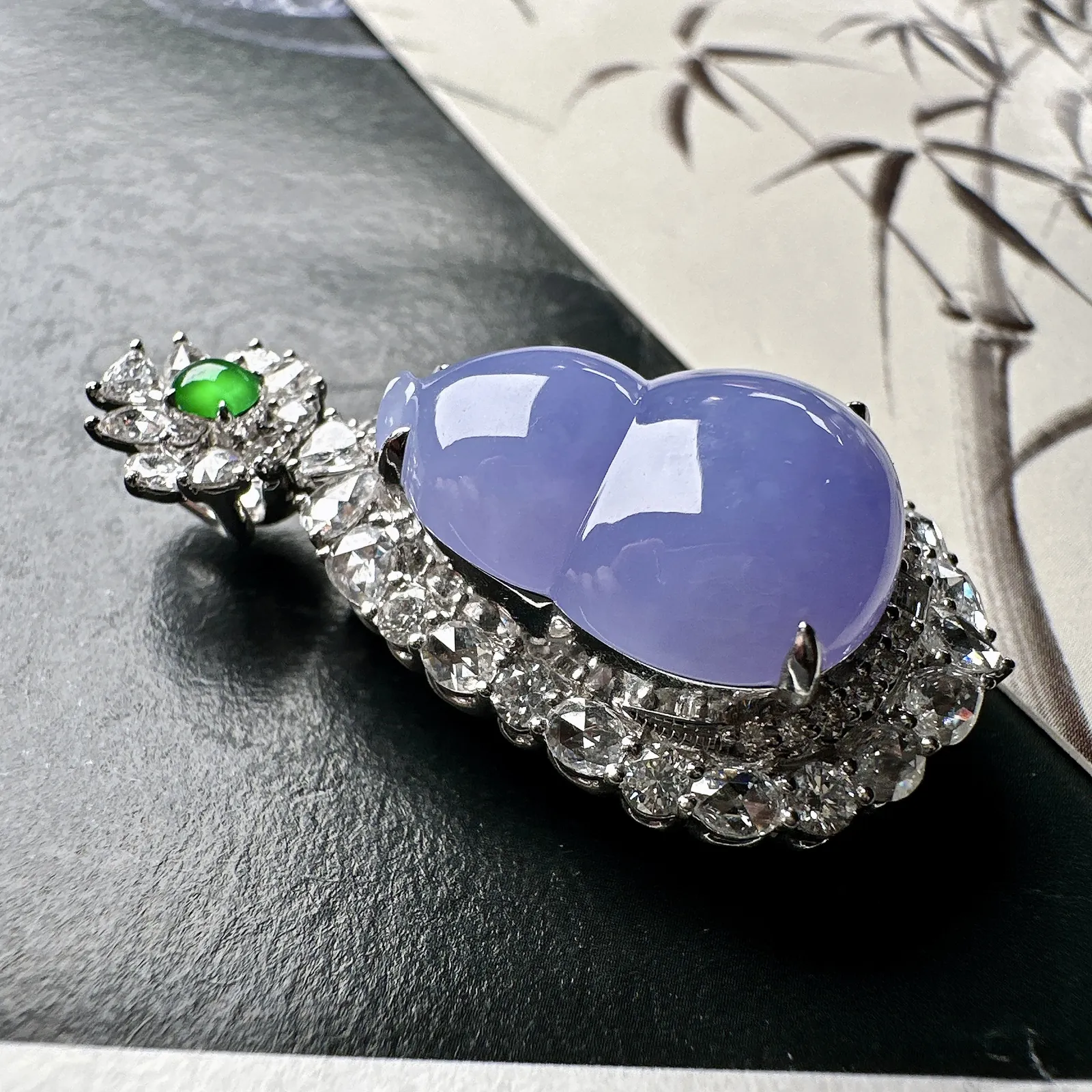 【冰种紫葫芦吊坠】质地细腻，冰透纯净，唯美漂亮，珍藏品质，18K金钻镶嵌，裸石尺寸20.7*16*5.3毫米，佩戴很漂亮。