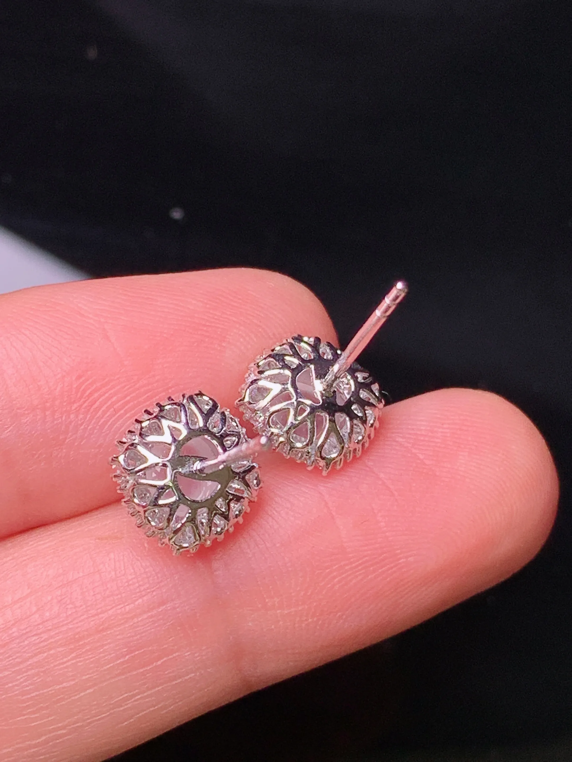 18k金钻镶嵌冰种蛋面耳钉 玉质细腻 色泽清新艳丽 整体尺寸10.2*9.5*6.8