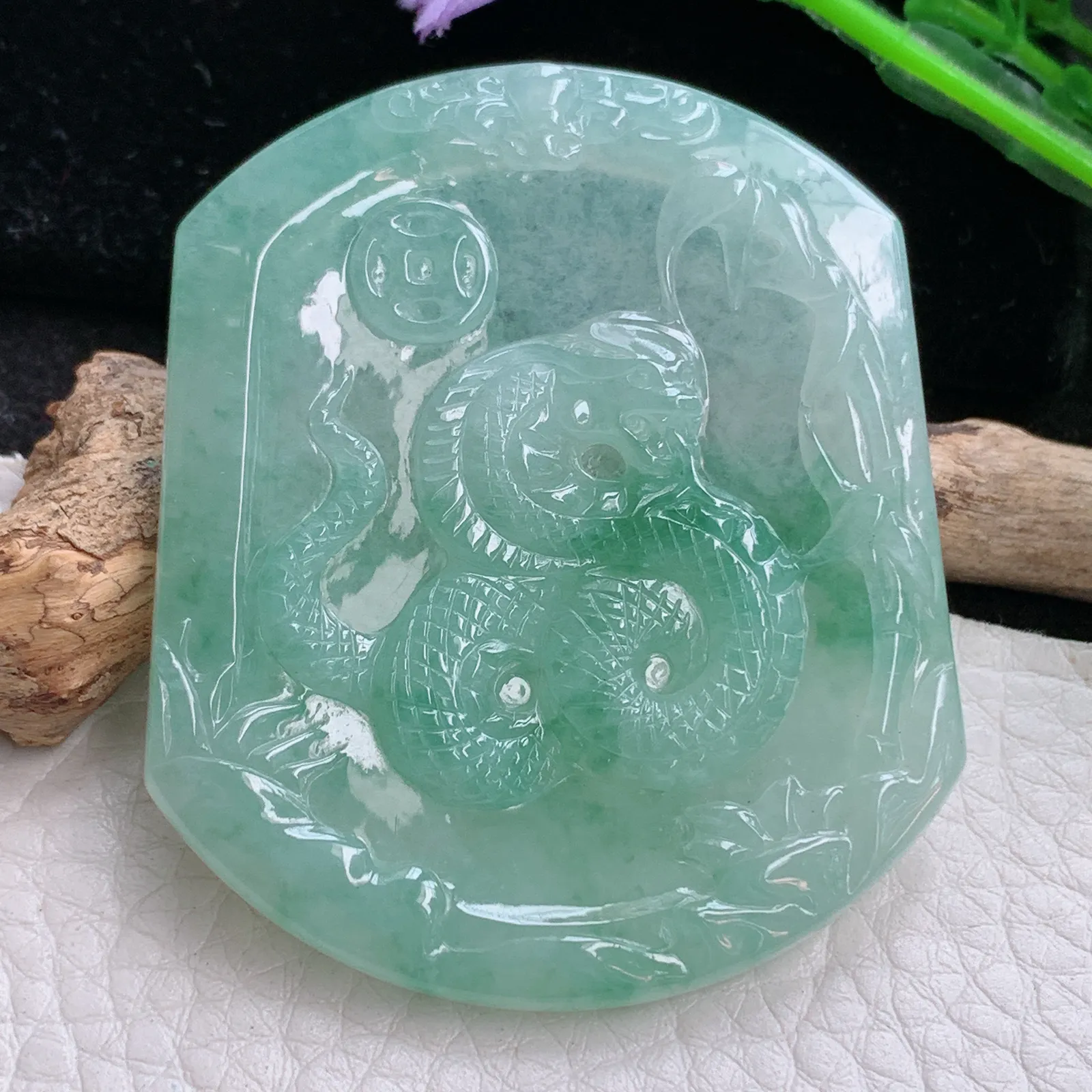 kh自然光54*46*4.5天然缅甸翡翠飘绿花腰缠万贯 年肖蛇玉吊坠 毛衣坠