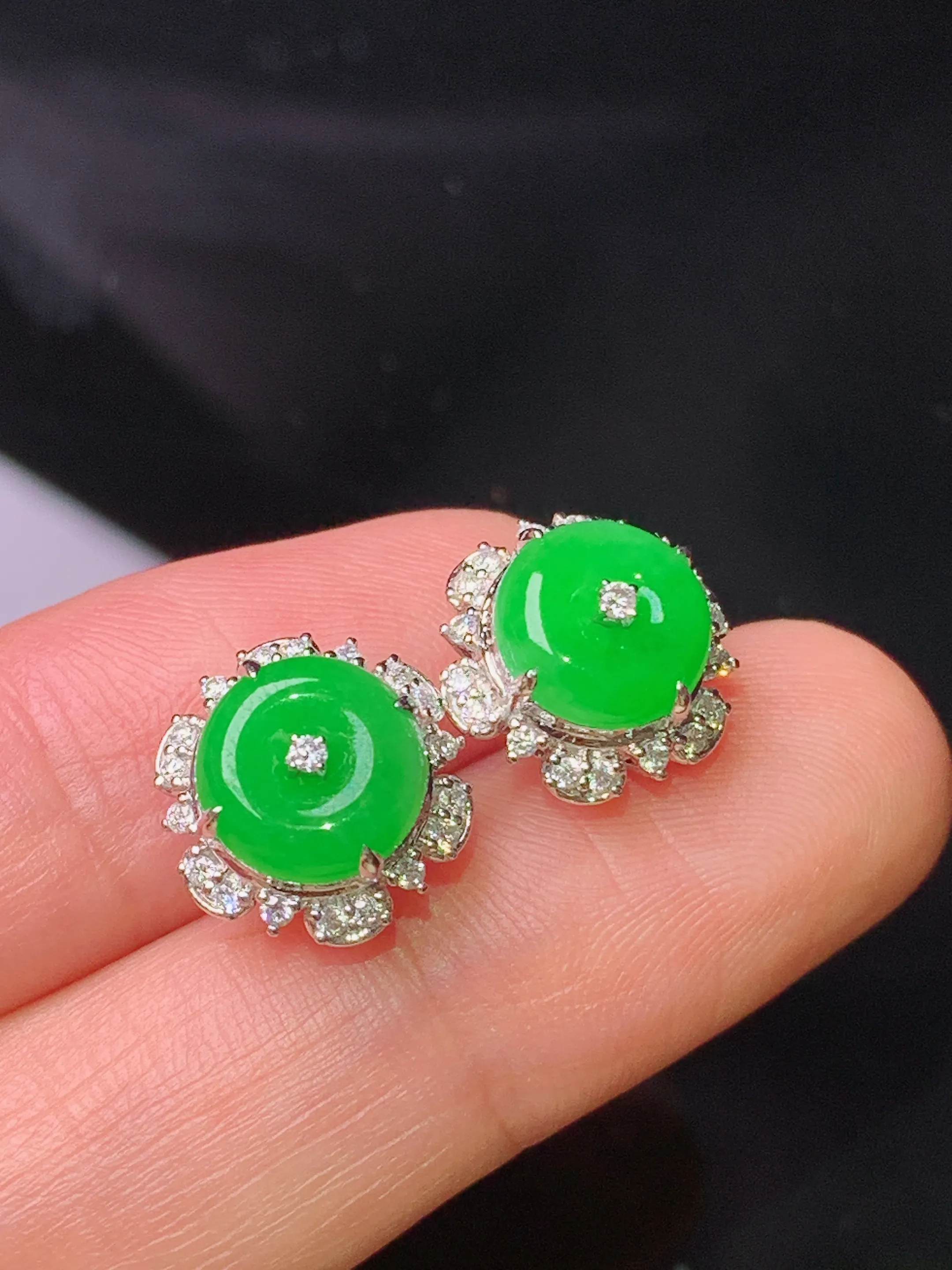 18k金钻镶嵌满绿平安扣耳钉 玉质细腻 色泽清新艳丽 整体尺寸12*7