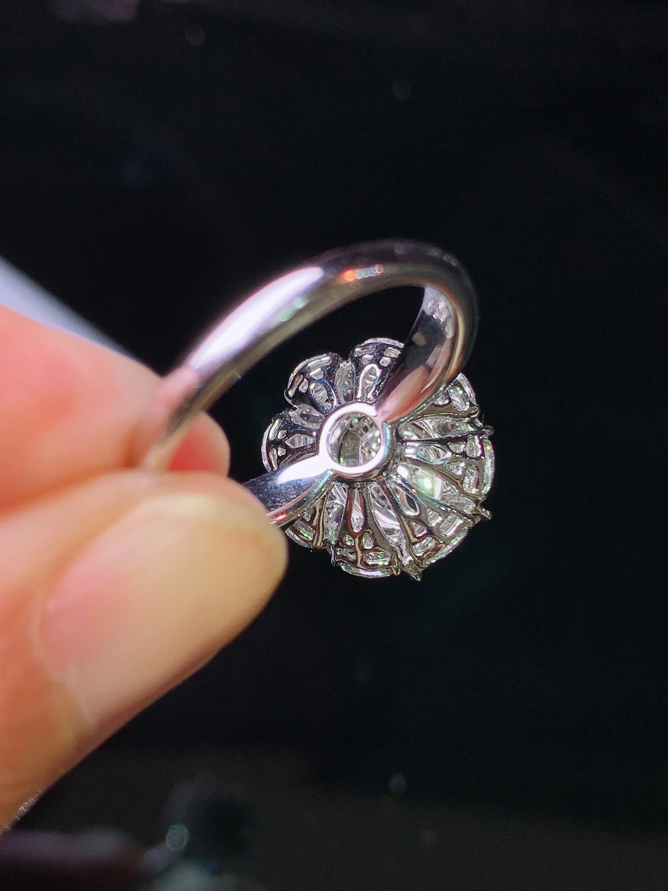 18k金钻镶嵌满绿蛋面戒指 玉质细腻 色泽清新艳丽  圈口13.5 整体尺寸14.2*13.3*11.2