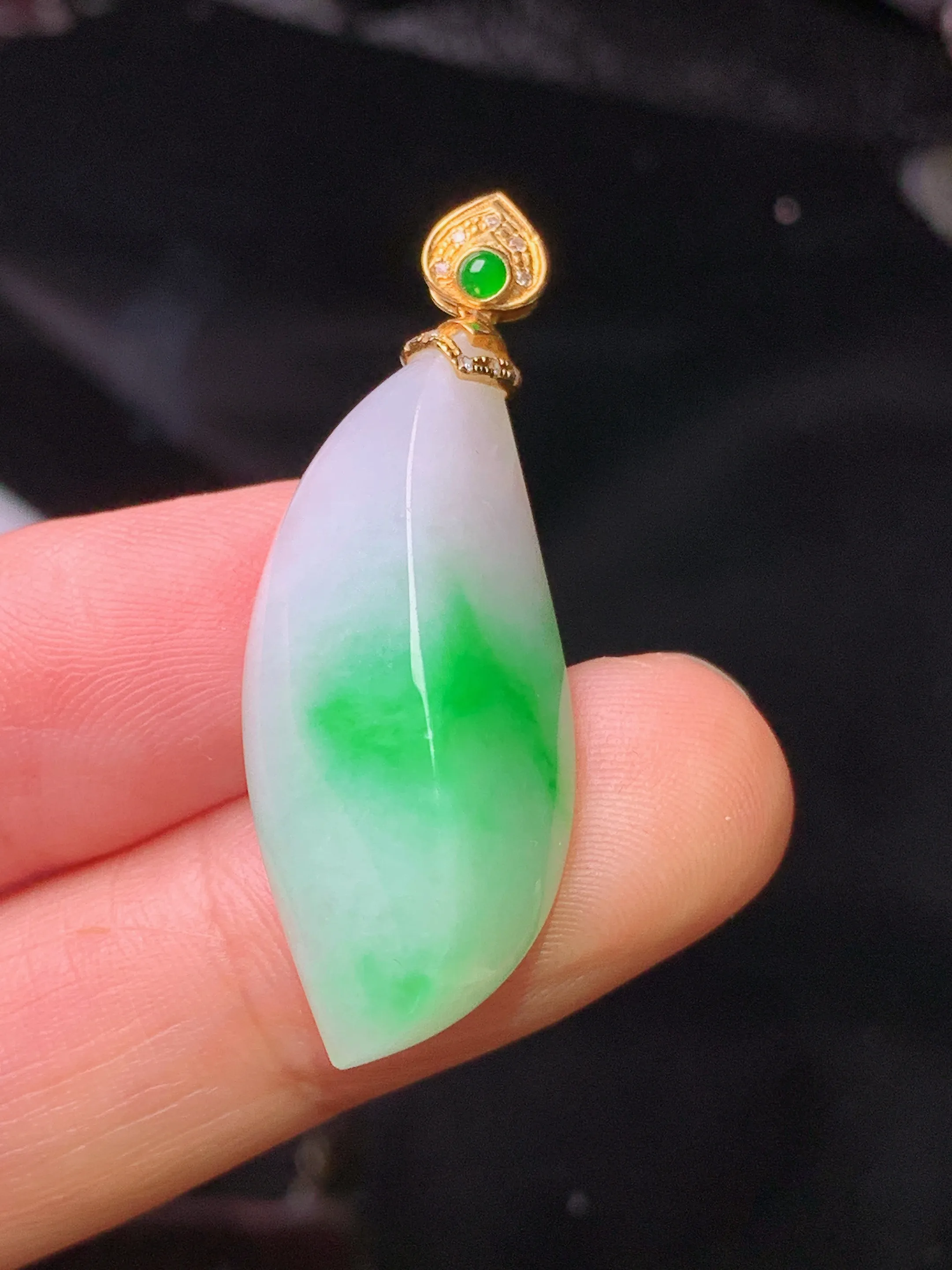18k金钻镶嵌飘绿随形吊坠 玉质细腻 色泽清新艳丽  整体尺寸37.5*13.5*9.2