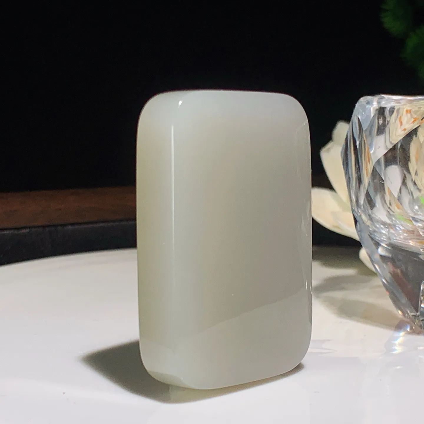 和田玉紫罗兰平安无事牌挂件。尺寸51/35/13重57克。玉质细腻油润。手推出油。佩戴高端典雅。lt