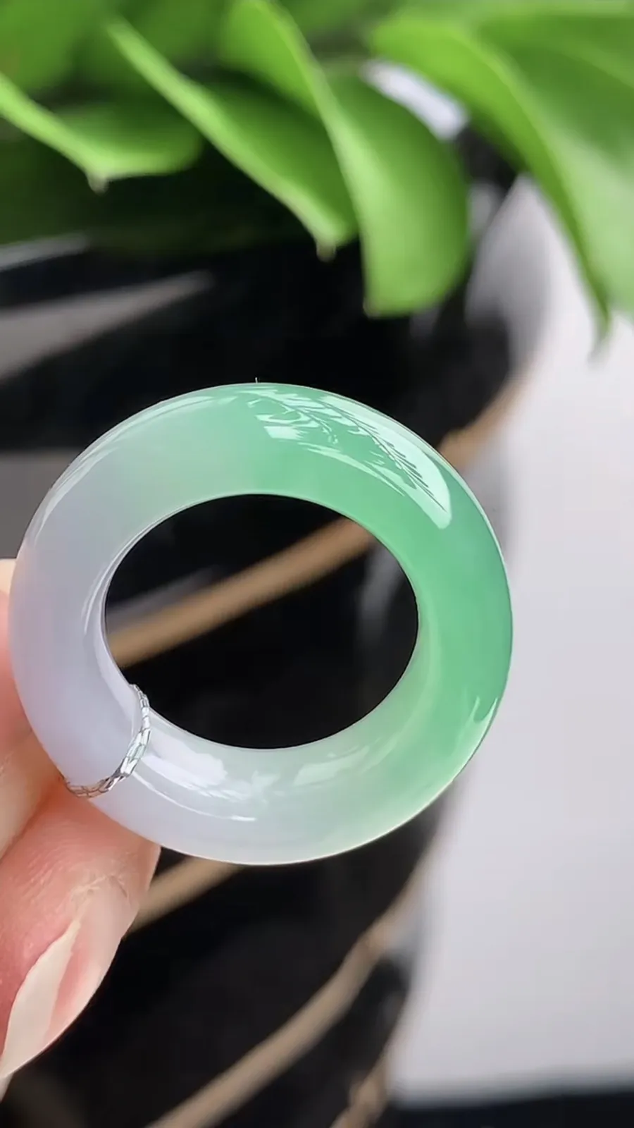 a货翡翠老坑冰种飘绿素面戒指 尺寸17.5×8.2×5mm 重量8.42g 1202