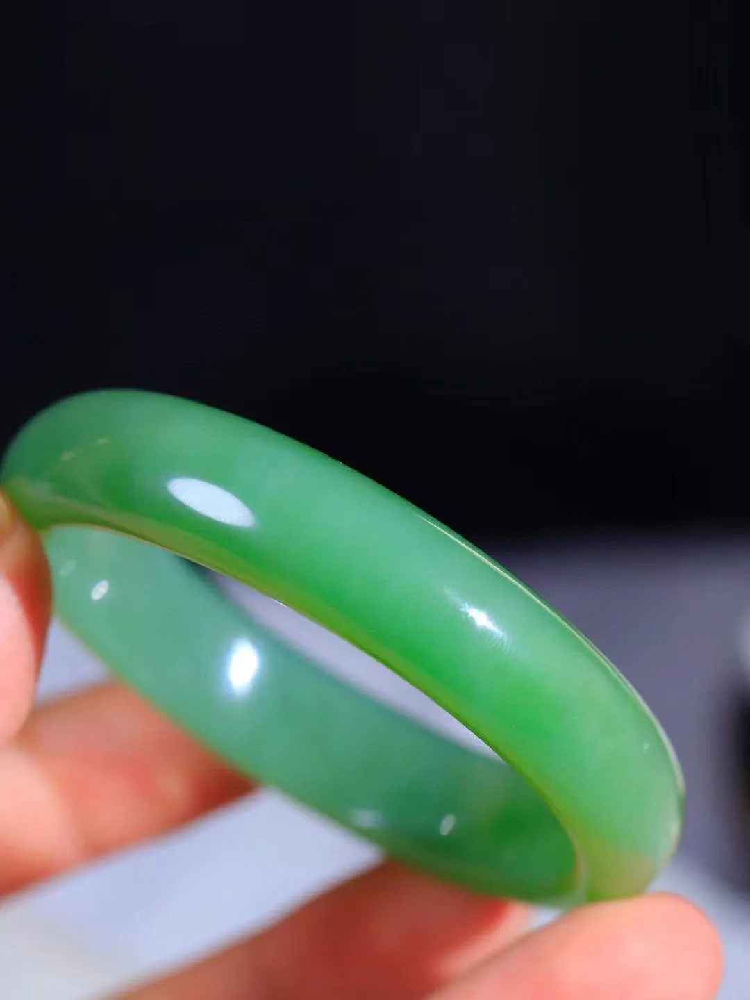 【悠悠芳华.镯】

收藏传家级臻品和田玉碧玉猫眼手镯 玉质温润 青葱岁月，尽收腕中，婉转流畅，凝岁月悠长。盈一眸恬淡，挽一抹绿意。重45.8克 内径53mm尺寸12.9-8.2mm   86120255A