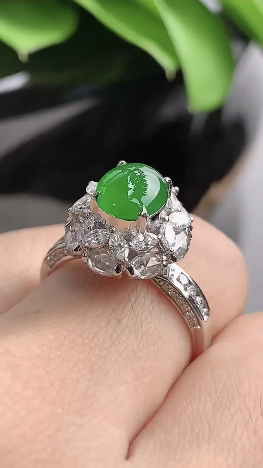 a货翡翠老坑冰种18K金伴钻镶嵌阳绿蛋面戒指 圈口17.5裸石尺寸7.2×6.6mm 重量5.50g 1201