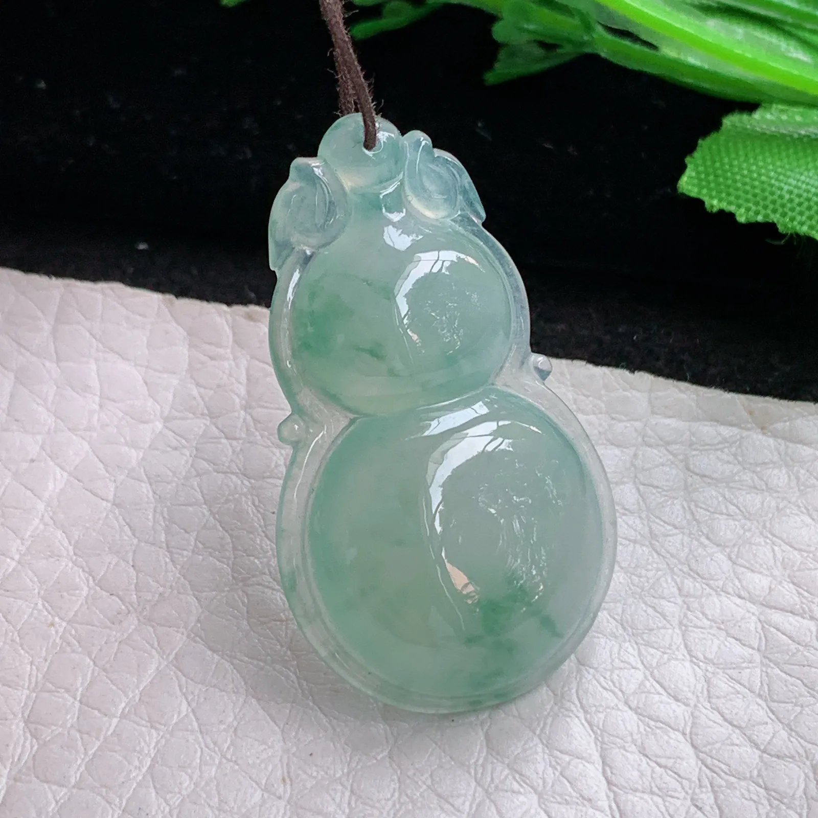 gp自然光37*21.8*6.2天然缅甸翡翠冰晴绿饱满飘花葫芦玉吊坠