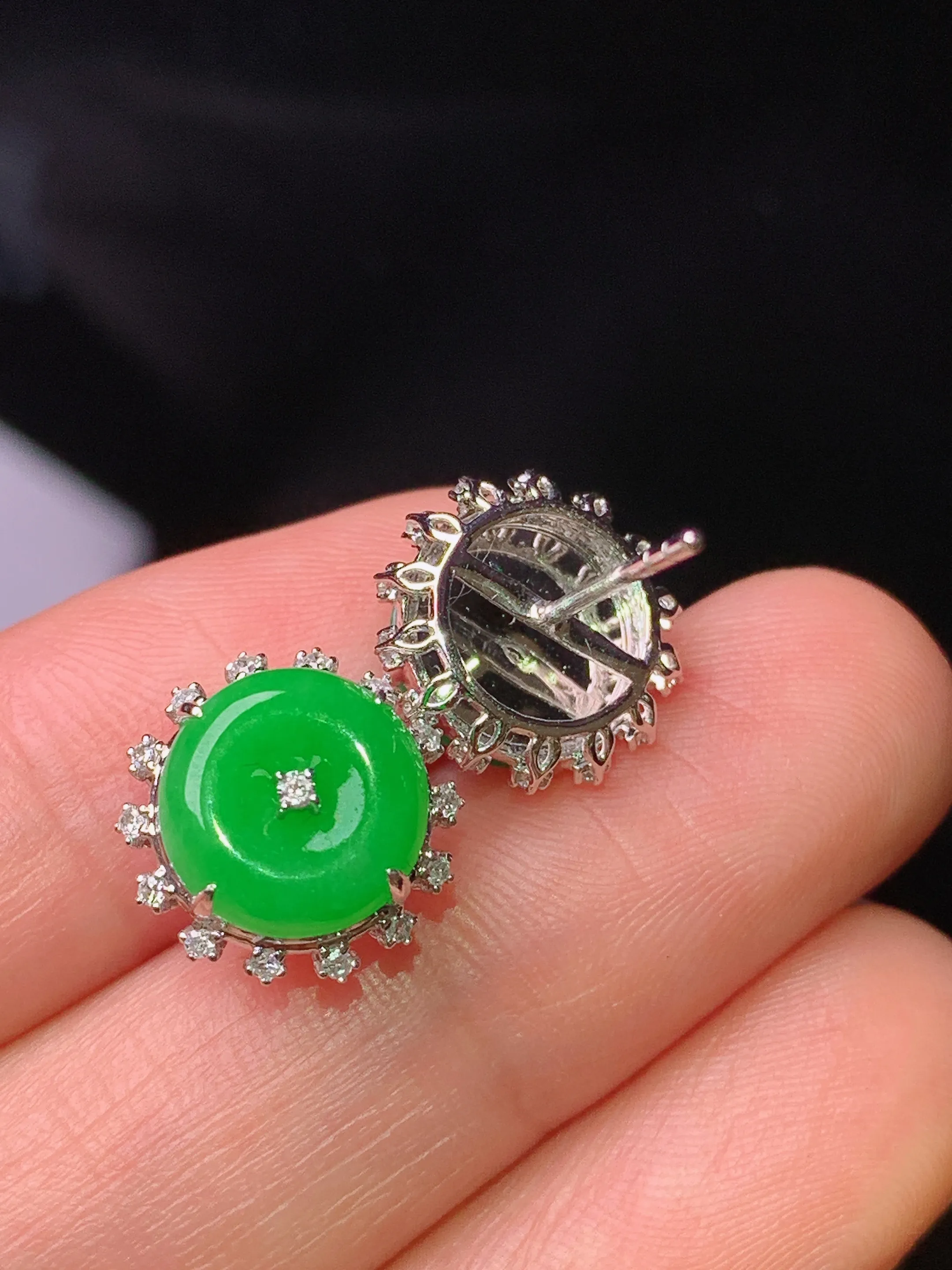 18k金钻镶嵌满绿平安扣耳钉 吊坠 玉质细腻 色泽清新艳丽 整体尺寸12*6