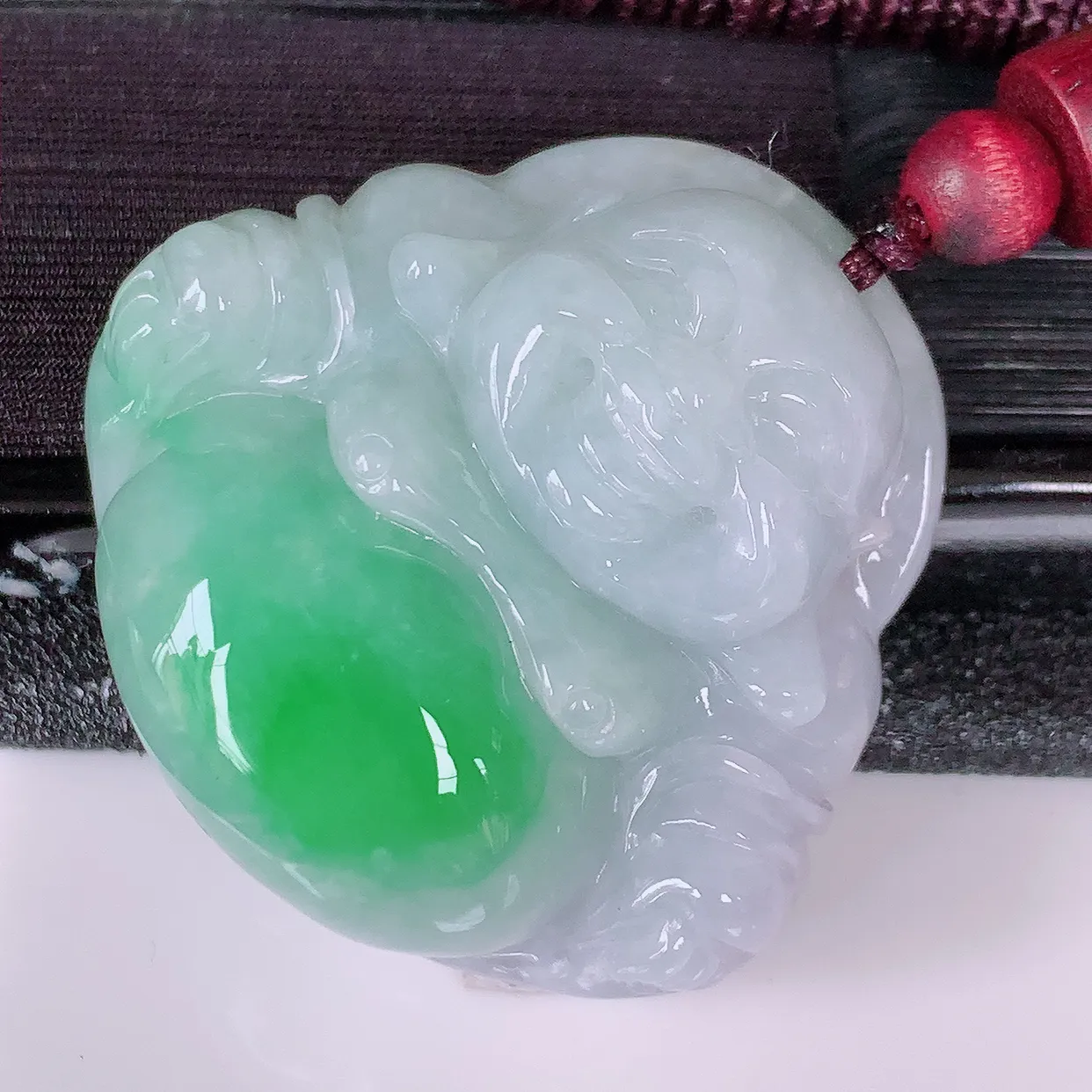 自然光实拍，冰润飘绿佛公吊坠，翡翠开心笑佛，种老水足，颜色漂亮，立体饱满圆润，佩戴效果赞#46.29
