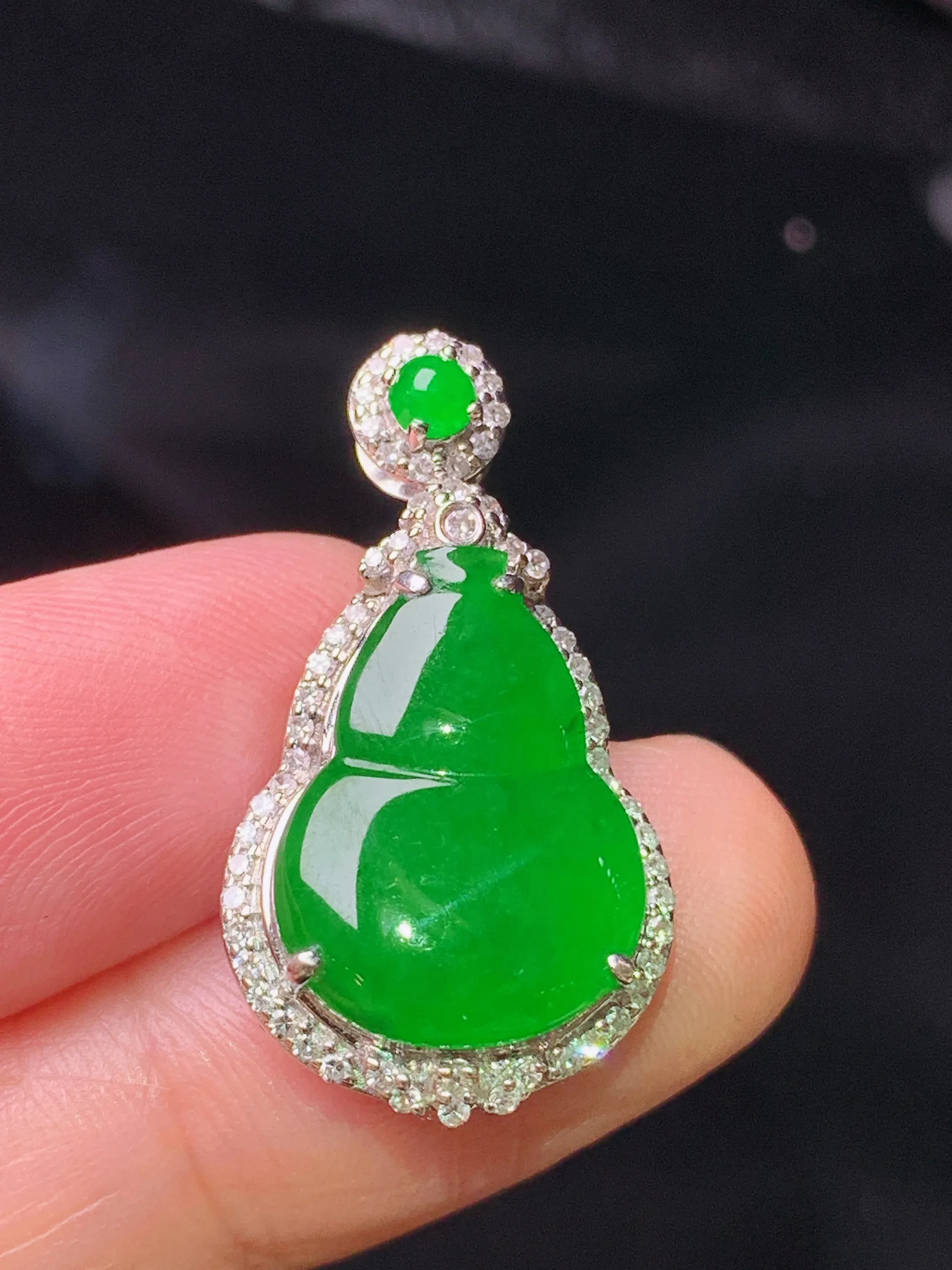 18k金钻镶嵌满绿葫芦吊坠 玉质细腻 色泽清新艳丽  整体尺寸27.6*15.2*7.3