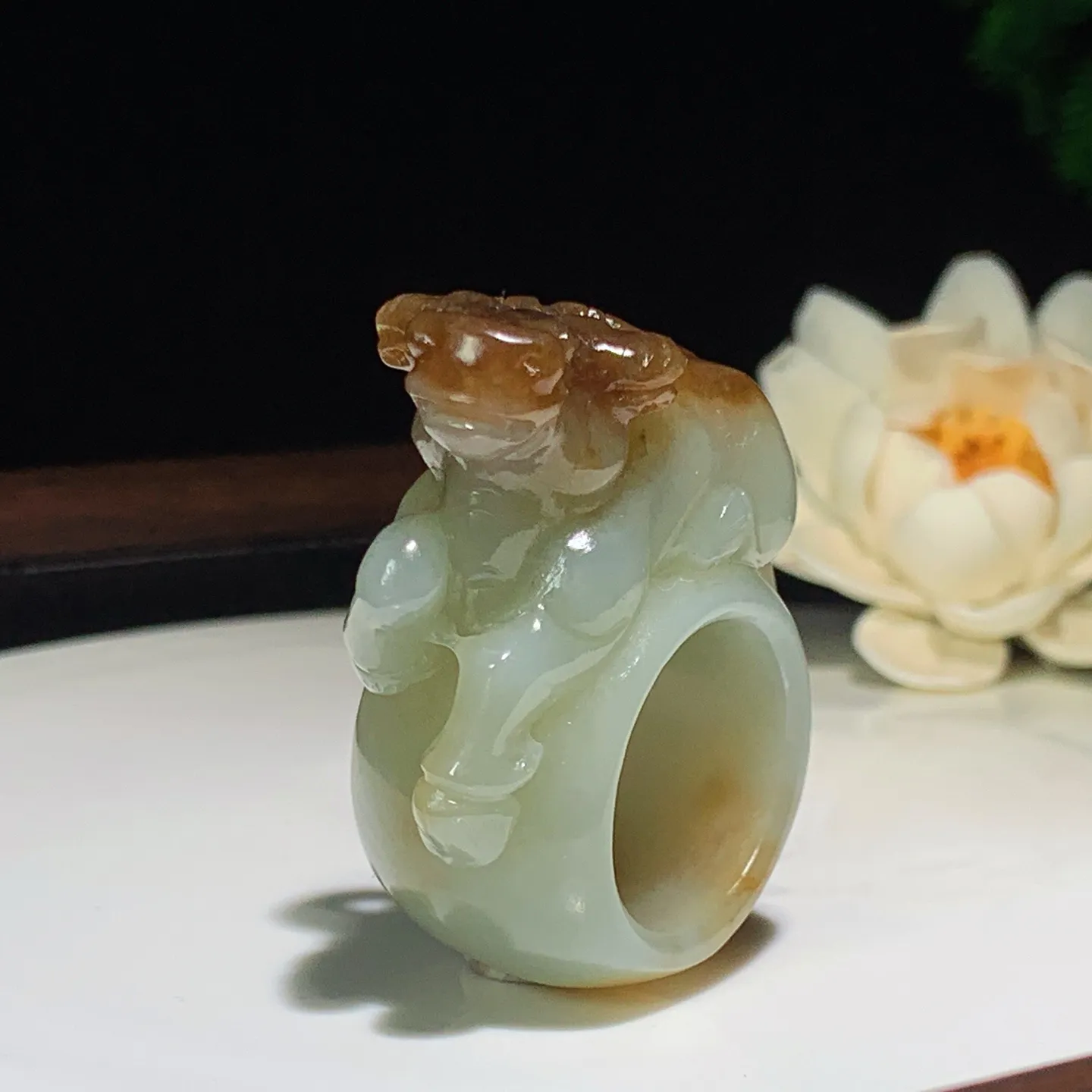 新疆和田玉且末糖扭转乾坤扳指 尺寸59/42/22内径23重50.5克。玉质细腻油润。手推出油。佩戴高端典雅。lt251201