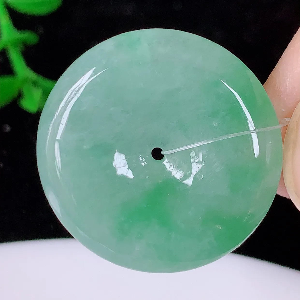 自然光实拍，冰飘绿翡翠平安扣吊坠，品相佳，美感十足，寓意平平安安，平安扣佩戴精美时尚！#49.29