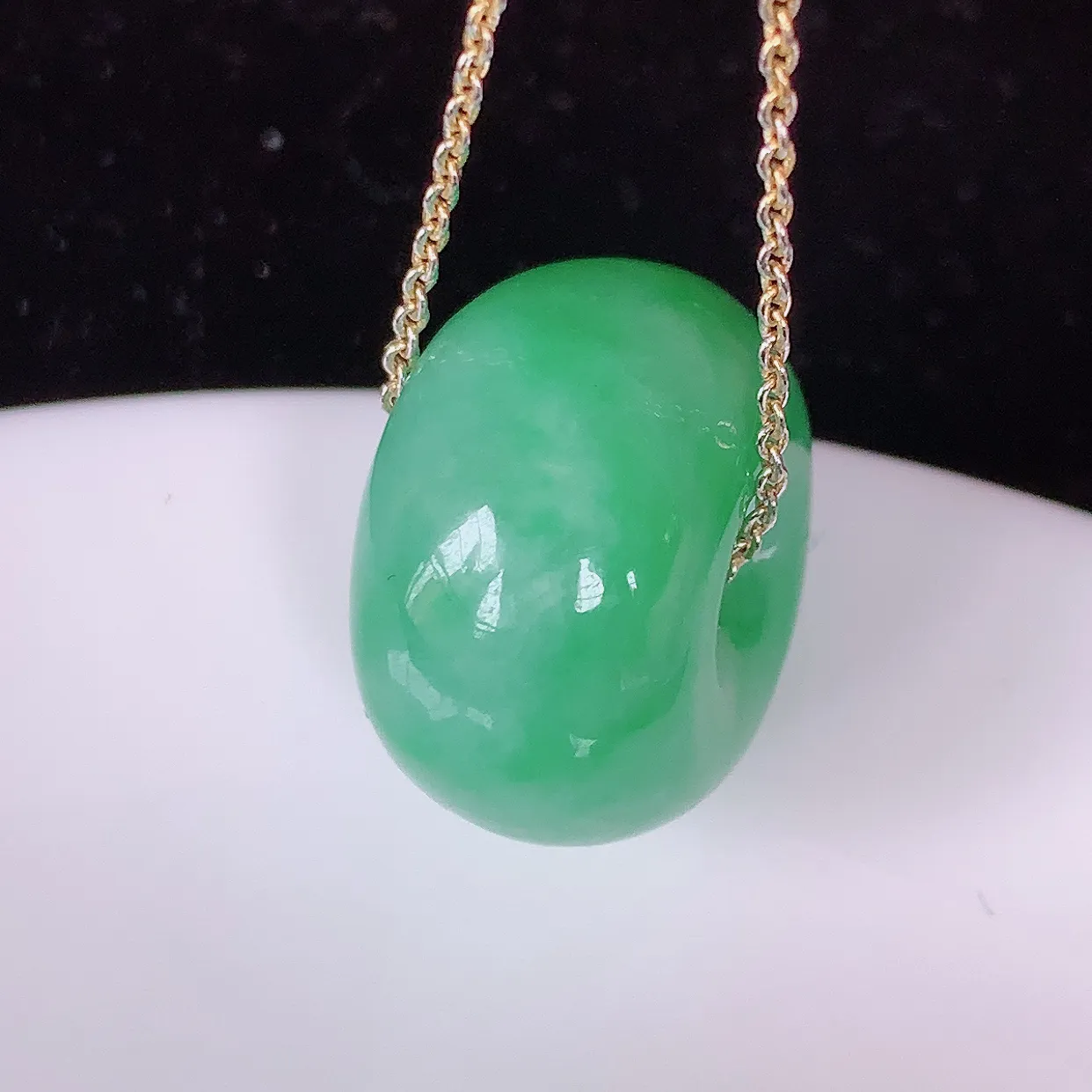 自然光实拍，冰润满绿翡翠路路通吊坠，翠色灵动，种老水足，路路畅通，寓意好，品相佳，佩戴佳品！#05.27