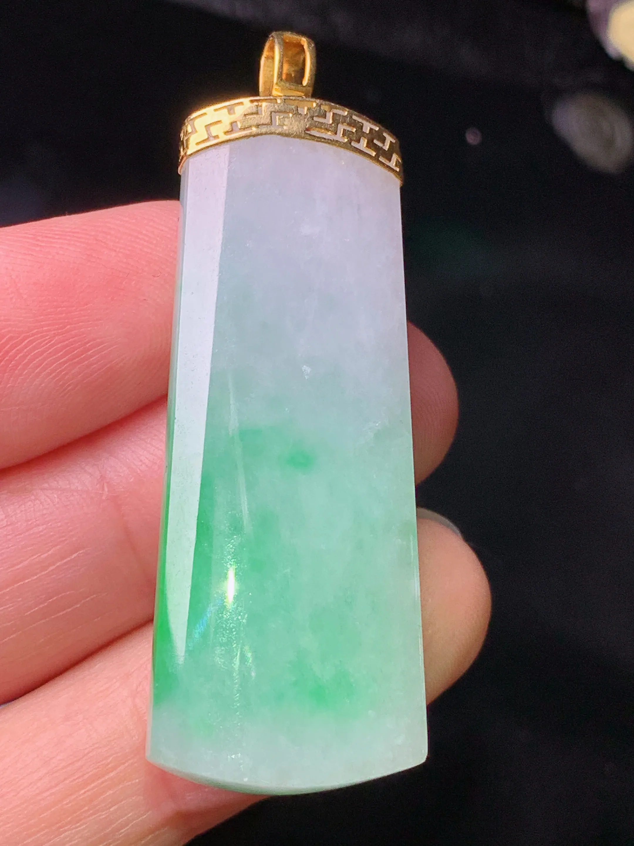 18k金镶嵌飘绿玉柱吊坠 玉质细腻 色泽清新  整体尺寸48*16.3*9.8