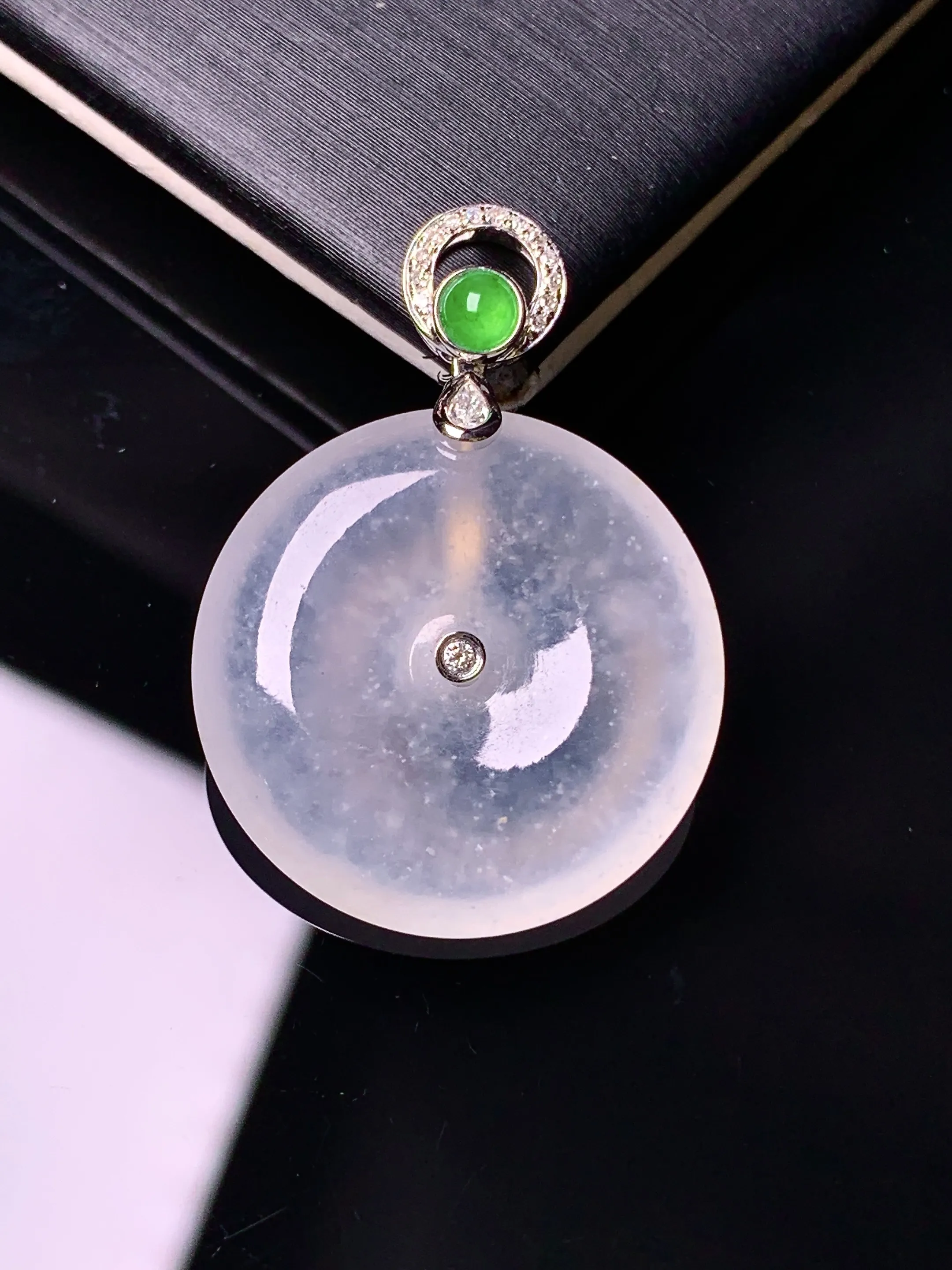 18k金钻镶嵌冰种平安扣吊坠 玉质细腻 色泽清新艳丽  整体尺寸29.8*21.6*4.8