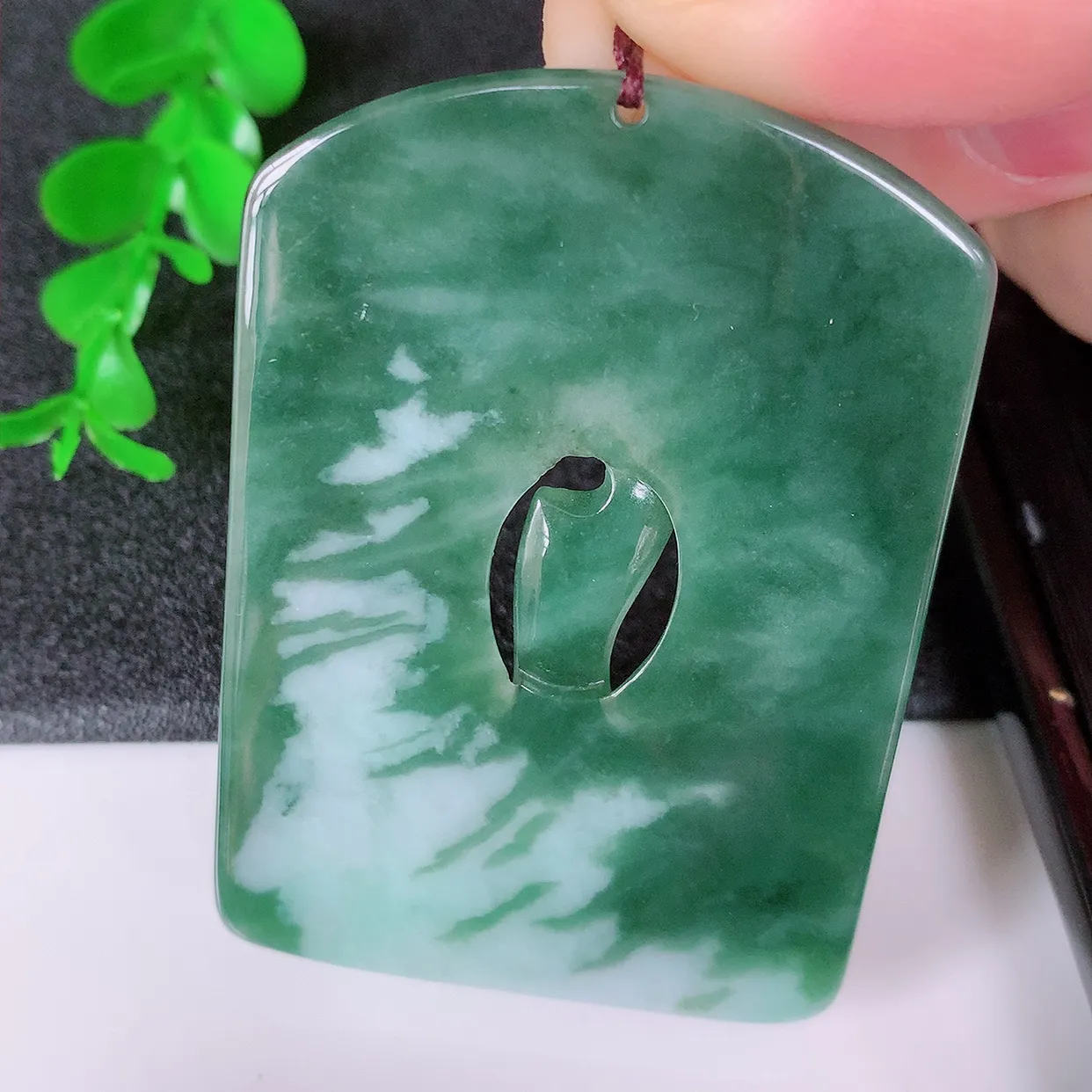 自然光实拍，特色镂空雕飘绿翡翠悟道吊坠，翡翠悟道寓意“祥和，安宁，吉祥，幸福”，佩戴效果优雅迷人，性价比超高！#60.29