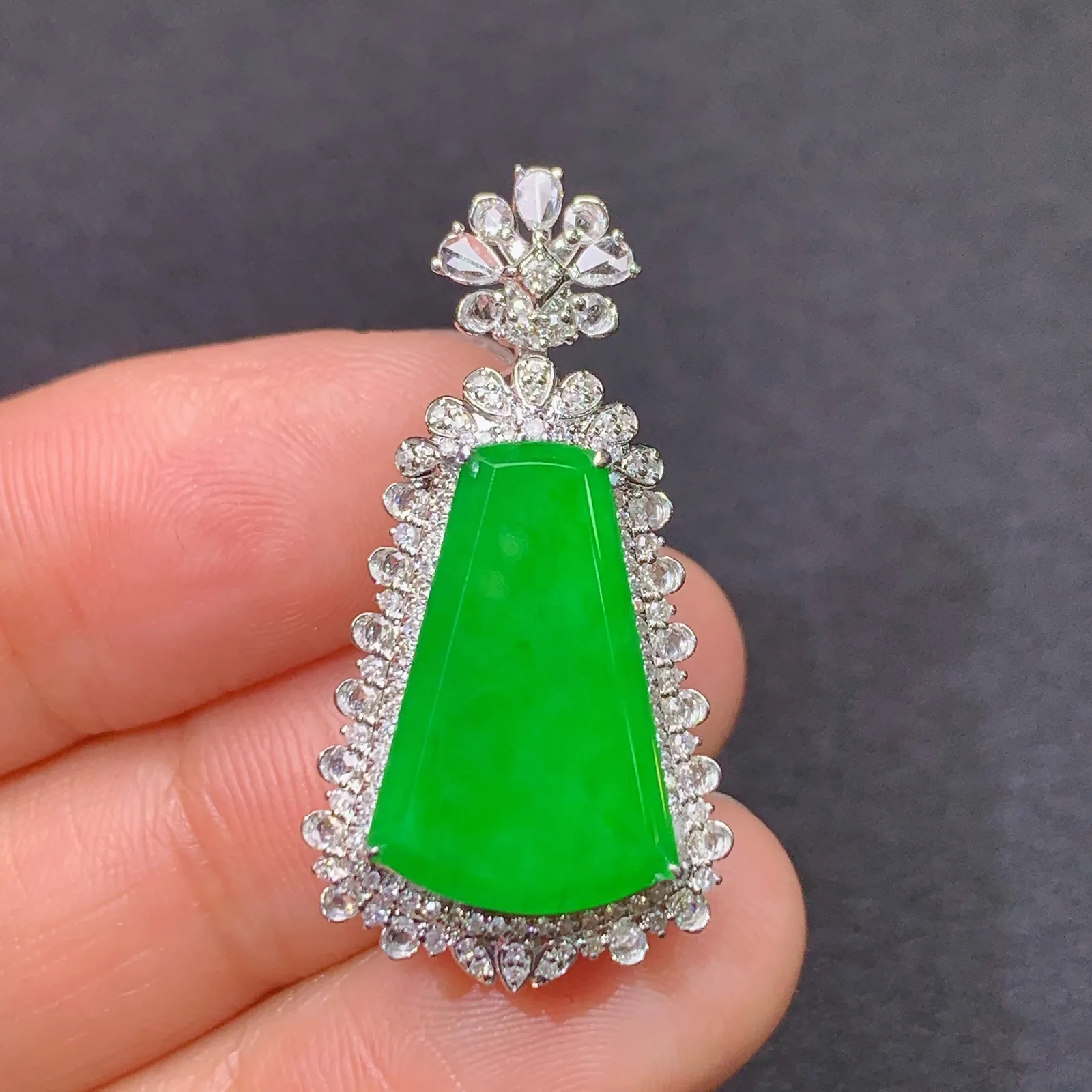 阳绿无事牌吊坠，18k金镶嵌，色泽鲜阳，种老水足 尺寸31*16.3*9.8