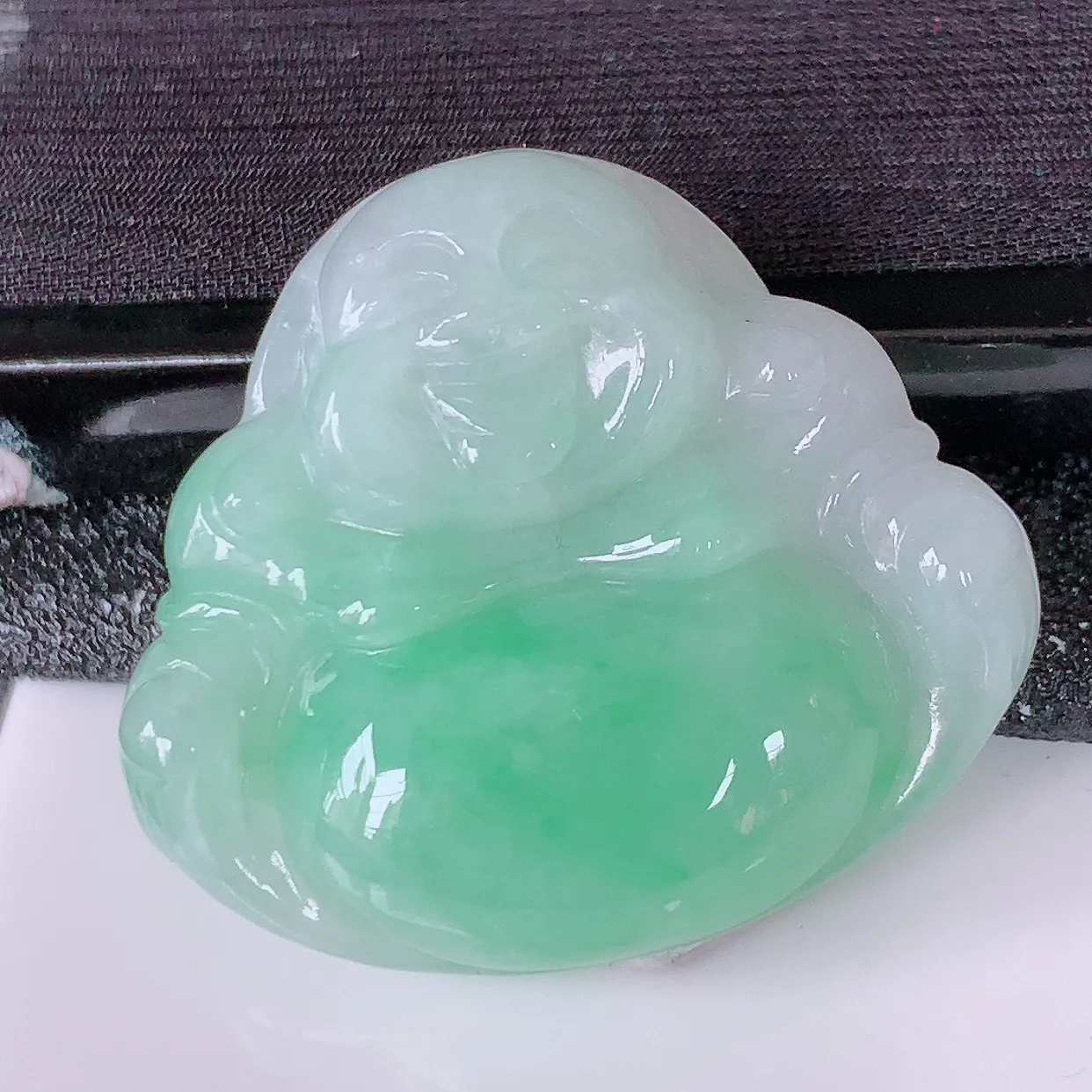 自然光实拍，冰润飘绿佛公吊坠，翡翠开心笑佛，种老水足，颜色漂亮，立体饱满圆润，佩戴效果赞#57.29