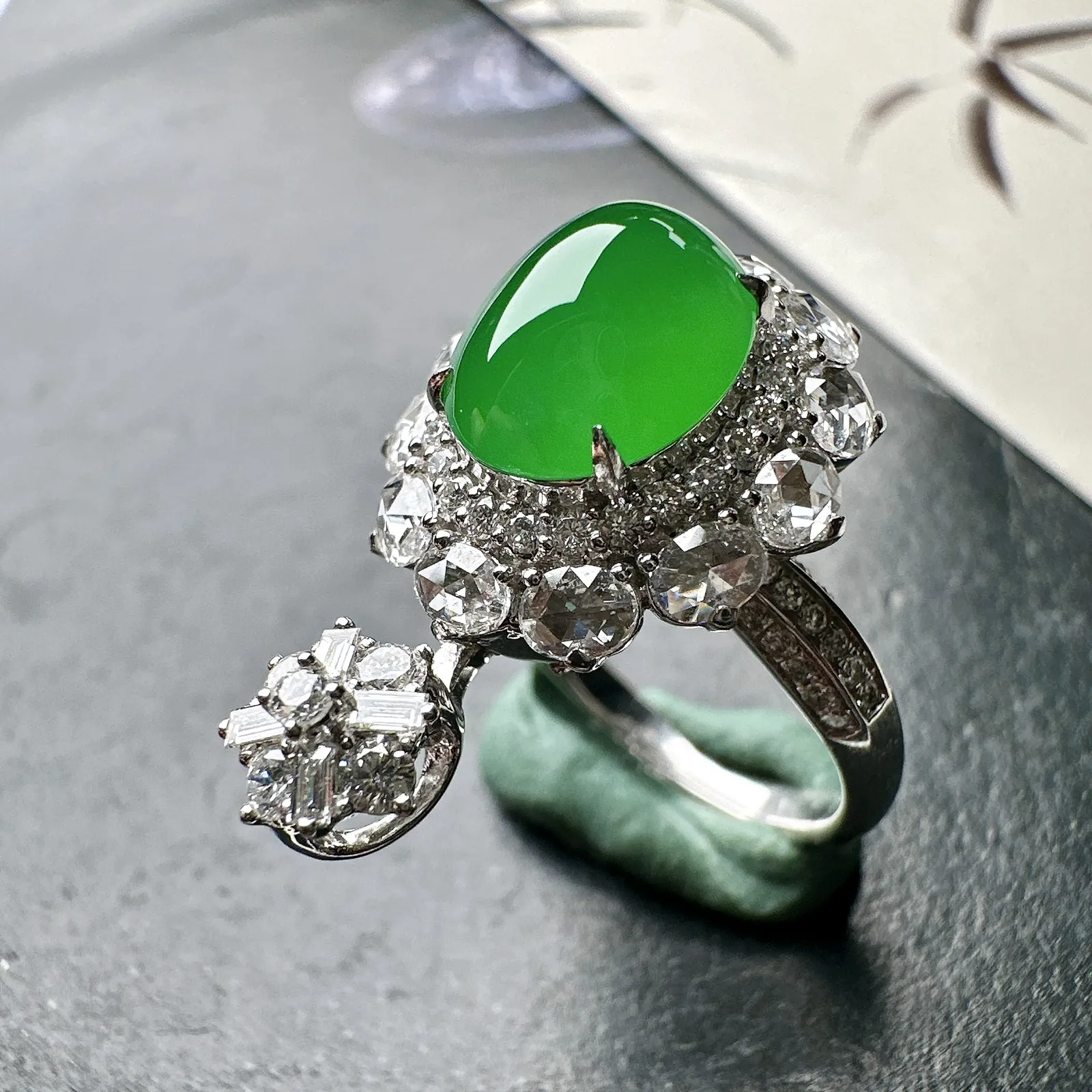 【冰种满绿蛋面吊坠、戒指两用款】质地细腻，种水上乘，通透闪亮，晶莹剔透。18K金钻精美镶嵌，裸石尺寸9.7*8*5毫米