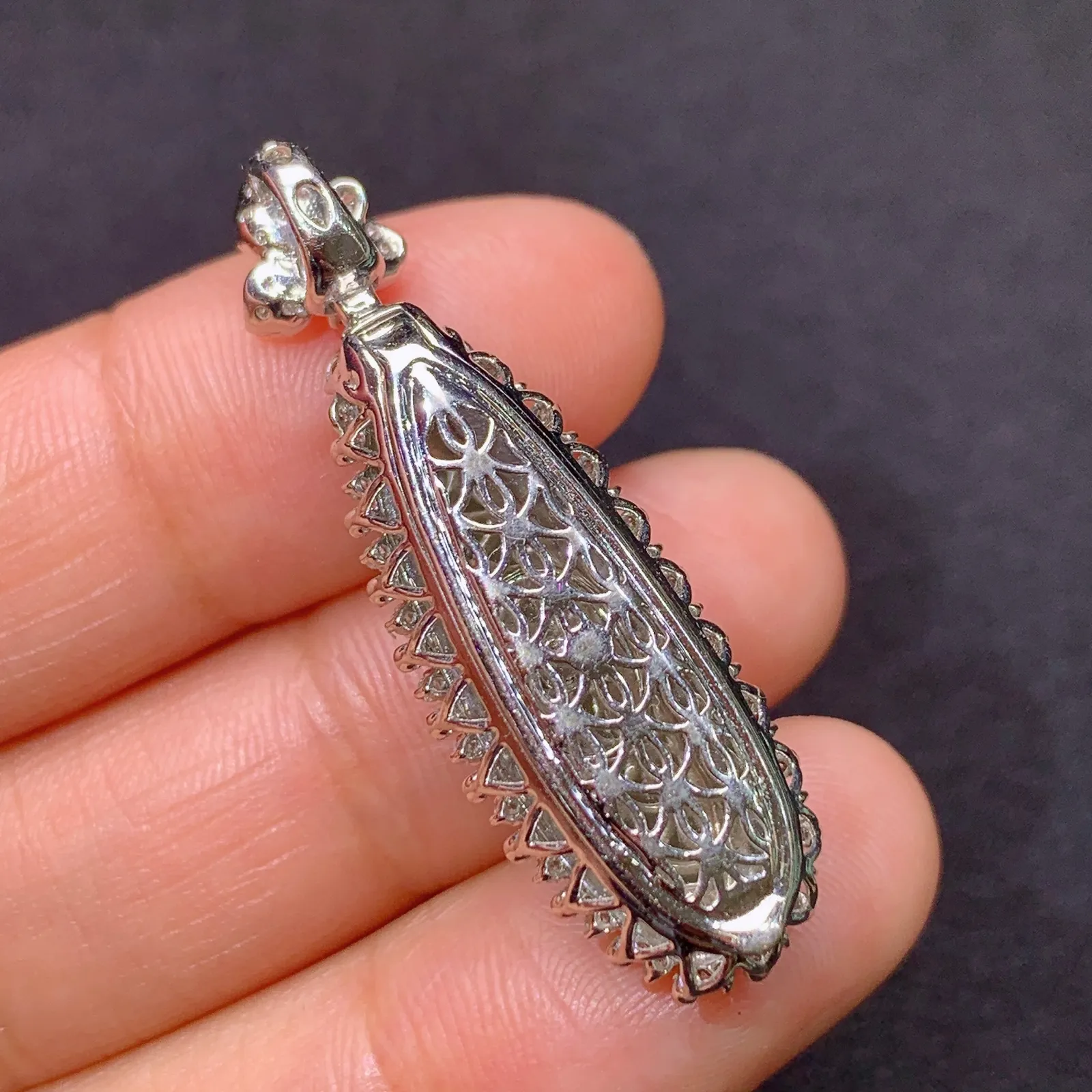 阳绿福瓜吊坠，18k金镶嵌，色泽鲜阳，冰润细腻，种水足， 尺寸37.8*12*10.5