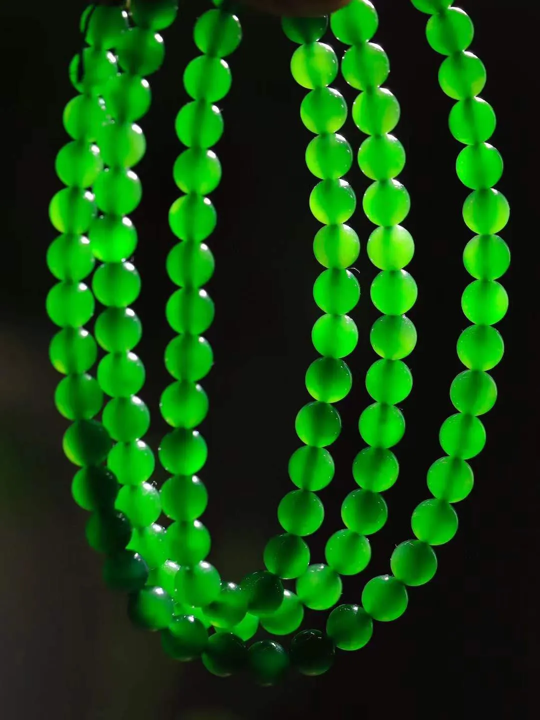 【珠圆玉润.项链】

精品和田玉碧玉珠圆玉润项链 玉质细腻油润 饱满光滑 质朴无华，悠远简单，人心境界远，百世修炼深，心灵常驻善意持，觉悟人生百世修。重38.6克 尺寸取一6mm  FDL-221102522