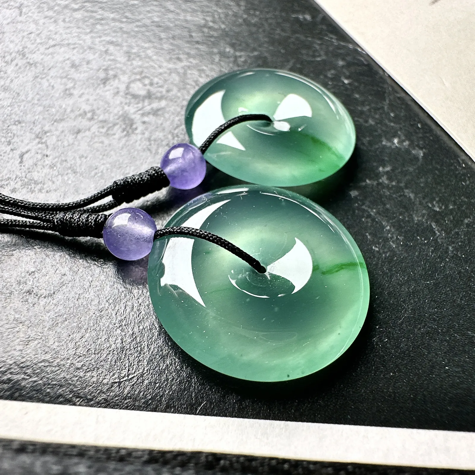 【冰种飘绿平安扣一对】一道金丝阳绿色泽，质地细腻，难得的冰润度，难得的好颜色，韵味十足，古色古香