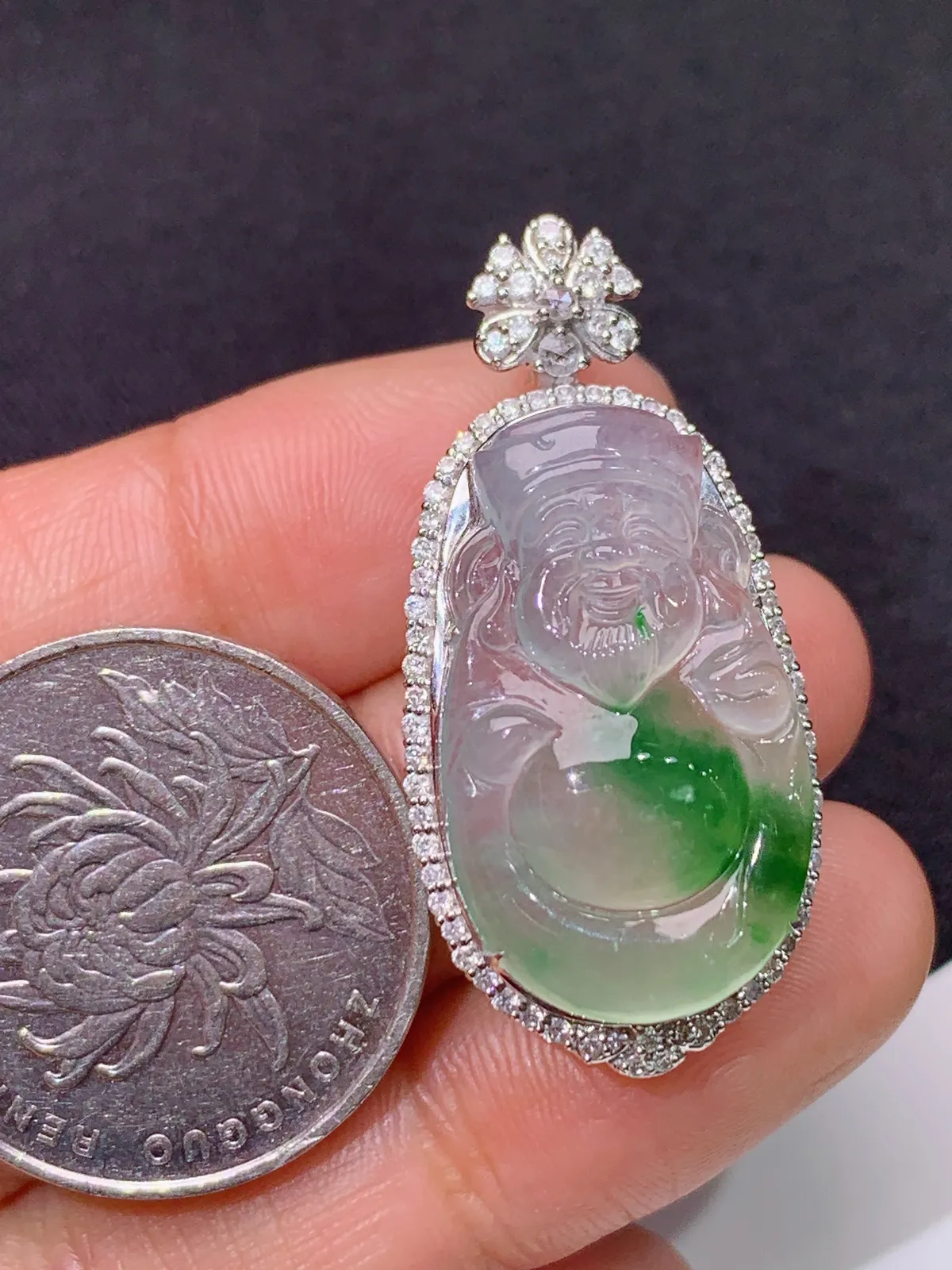 冰种飘绿财神吊坠，18k金镶嵌，冰润细腻，色阳，品相好，种水足 尺寸36.3*17.3*10.2