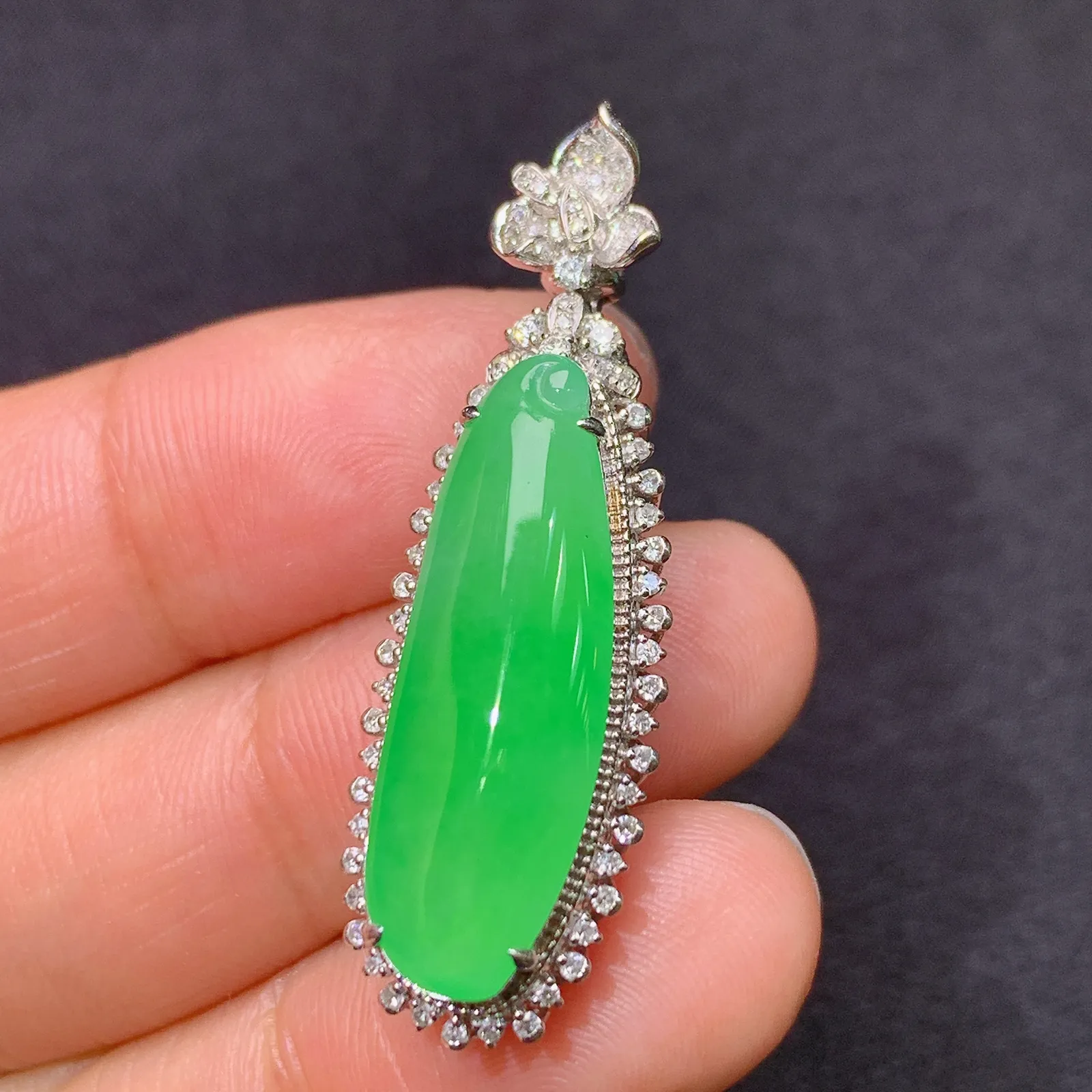 阳绿福瓜吊坠，18k金镶嵌，色泽鲜阳，冰润细腻，种水足， 尺寸37.8*12*10.5