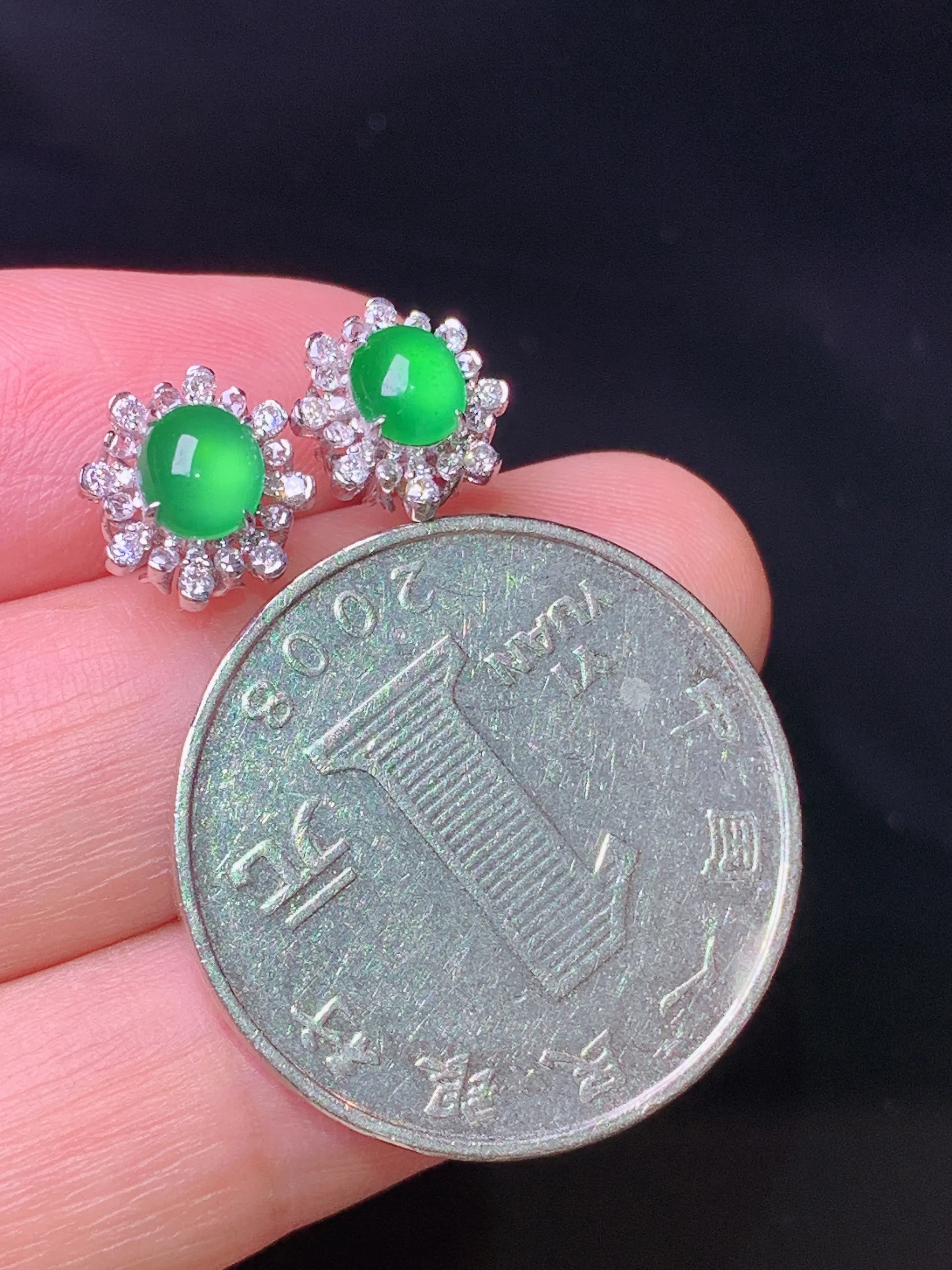 18k金钻镶嵌满绿蛋面耳钉吊坠 玉质细腻 色泽清新艳丽 整体尺寸9.5*9*6