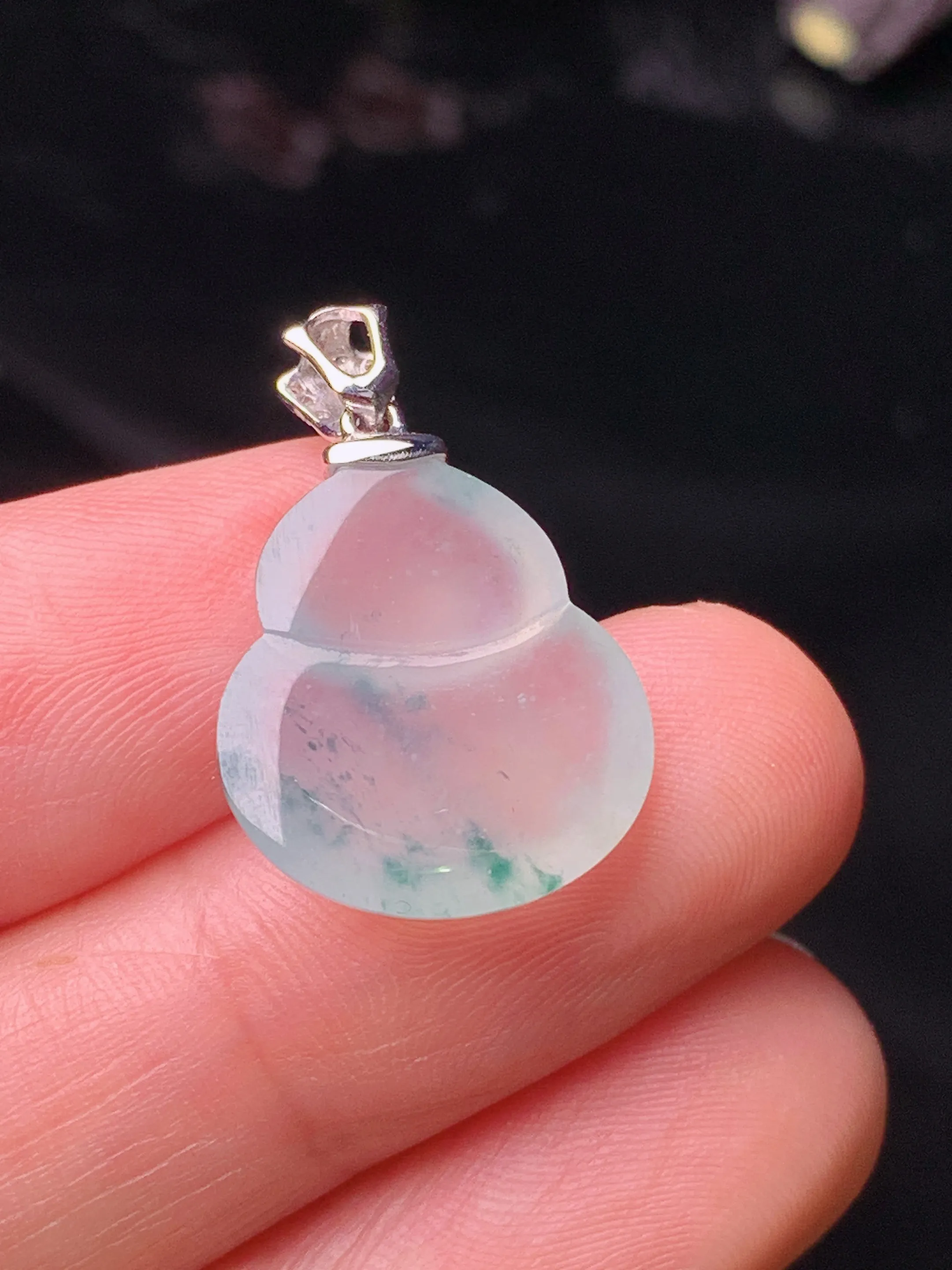 18k金钻镶嵌冰种葫芦吊坠 玉质细腻 色泽清新艳丽  整体尺寸23.3*15*4.7