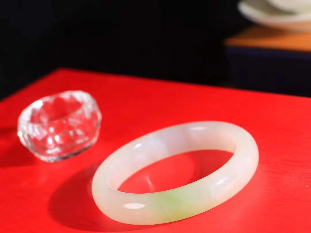 【翠色怡人.手镯】

让开让开[吃瓜]重器来了～️️
好久没见过这么白底色的翠青手镯[吃瓜]
同料所出，翠白分明，翠色青翠鲜艳，白肉干净纯正。收藏传家臻品。重48.9克  尺寸53-12.5-8mm  FDY-451152184